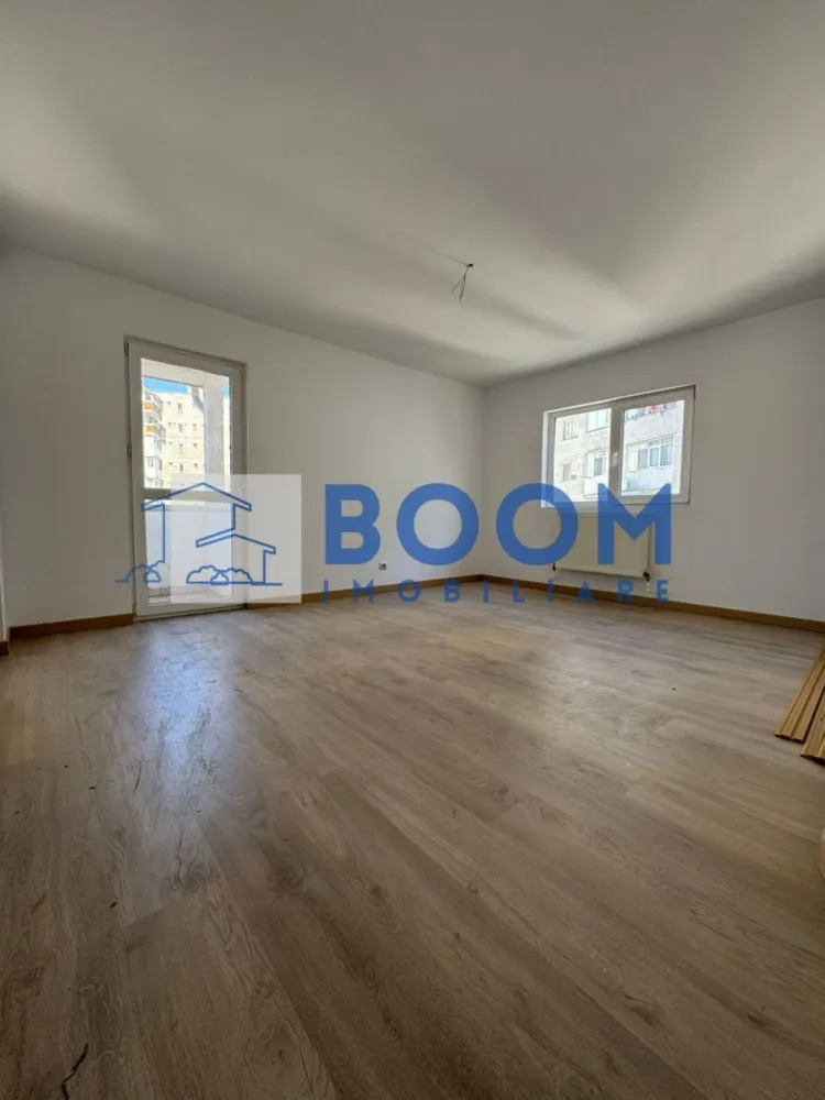 Apartamente noi | 2 camere | Ostroveni - BOOM Imobiliare vă propune spre vânzare apartamente noi, decomandate, situate în cartierul Ostroveni, zona Tic-Tac, o zonă apreciată pentru accesul facil către magazine, transport public și alte puncte de interes ale orașului.

Locuințele sunt amplasate la mansarda unui imobil cu regim de înălțime P+4+M, mansardă recent construită și finalizată în anul 2026, realizată la standarde moderne.

Apartamentele se vând la cheie, fiind complet finisate și pregătite pentru mutare imediată. Acestea beneficiază de finisaje noi și moderne, precum:

* gresie
* faianță
* parchet
* obiecte sanitare noi

În plus, fiecare locuință dispune de balcon, oferind un spațiu suplimentar pentru relaxare.

Din punct de vedere al confortului, proprietățile sunt dotate cu centrală termică proprie, asigurând eficiență energetică și control asupra costurilor de încălzire.

Fiind locuințe noi, cu toate dotările neutilizate, acestea reprezintă o alegere ideală atât pentru locuit, cât și pentru investiție (închiriere).

Prețurile pornesc de la 32.700 € și ajung până la 39.200 € (TVA inclus), în funcție de suprafață și compartimentare, fiind vorba despre construcție nouă.

Pentru mai multe informații sau pentru programarea unei vizionări, echipa BOOM Imobiliare vă stă la dispoziție.

ID: CP3195709