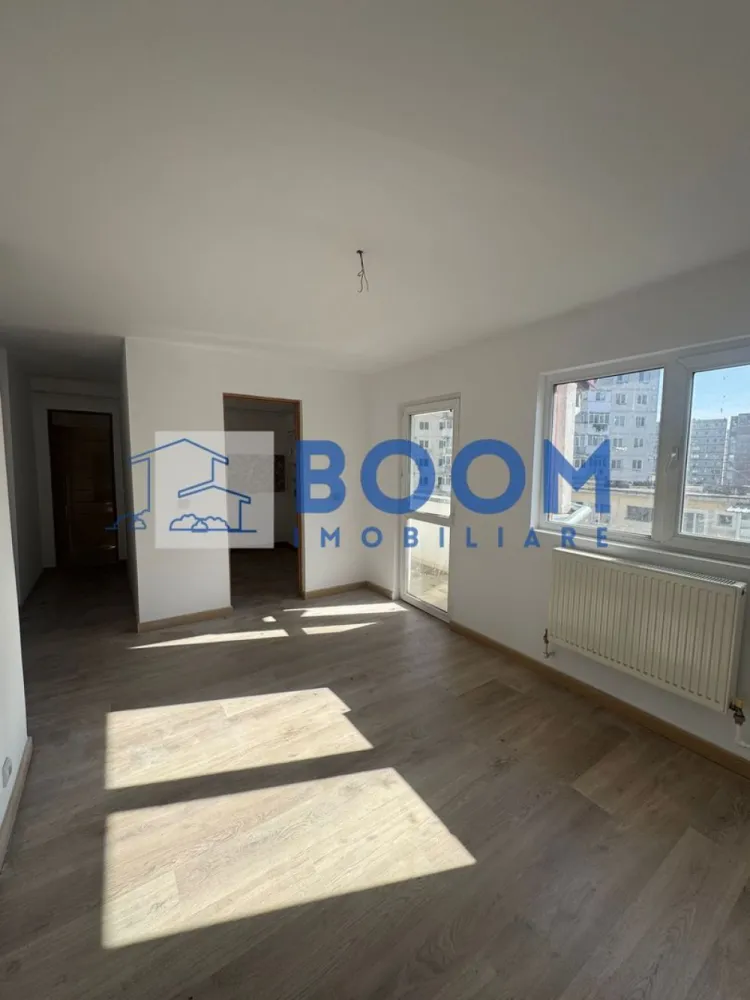 Apartamente noi | 2 camere | Ostroveni - BOOM Imobiliare vă propune spre vânzare apartamente noi, decomandate, situate în cartierul Ostroveni, zona Tic-Tac, o zonă apreciată pentru accesul facil către magazine, transport public și alte puncte de interes ale orașului.

Locuințele sunt amplasate la mansarda unui imobil cu regim de înălțime P+4+M, mansardă recent construită și finalizată în anul 2026, realizată la standarde moderne.

Apartamentele se vând la cheie, fiind complet finisate și pregătite pentru mutare imediată. Acestea beneficiază de finisaje noi și moderne, precum:

* gresie
* faianță
* parchet
* obiecte sanitare noi

În plus, fiecare locuință dispune de balcon, oferind un spațiu suplimentar pentru relaxare.

Din punct de vedere al confortului, proprietățile sunt dotate cu centrală termică proprie, asigurând eficiență energetică și control asupra costurilor de încălzire.

Fiind locuințe noi, cu toate dotările neutilizate, acestea reprezintă o alegere ideală atât pentru locuit, cât și pentru investiție (închiriere).

Prețurile pornesc de la 32.700 € și ajung până la 39.200 € (TVA inclus), în funcție de suprafață și compartimentare, fiind vorba despre construcție nouă.

Pentru mai multe informații sau pentru programarea unei vizionări, echipa BOOM Imobiliare vă stă la dispoziție.

ID: CP3195709