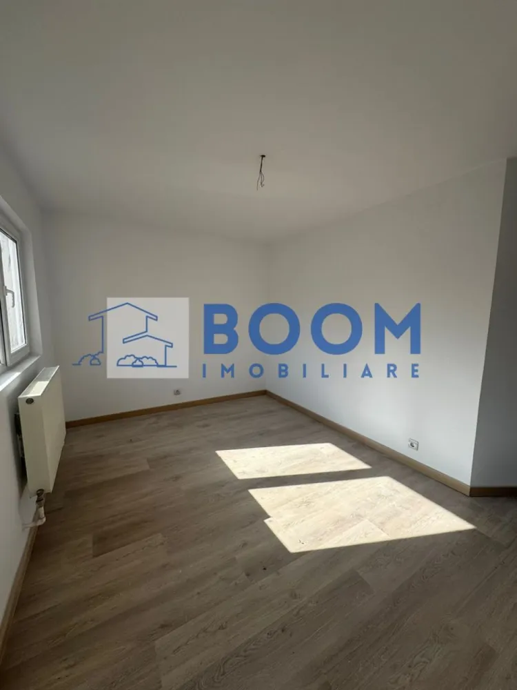 Apartamente noi | 2 camere | Ostroveni - BOOM Imobiliare vă propune spre vânzare apartamente noi, decomandate, situate în cartierul Ostroveni, zona Tic-Tac, o zonă apreciată pentru accesul facil către magazine, transport public și alte puncte de interes ale orașului.

Locuințele sunt amplasate la mansarda unui imobil cu regim de înălțime P+4+M, mansardă recent construită și finalizată în anul 2026, realizată la standarde moderne.

Apartamentele se vând la cheie, fiind complet finisate și pregătite pentru mutare imediată. Acestea beneficiază de finisaje noi și moderne, precum:

* gresie
* faianță
* parchet
* obiecte sanitare noi

În plus, fiecare locuință dispune de balcon, oferind un spațiu suplimentar pentru relaxare.

Din punct de vedere al confortului, proprietățile sunt dotate cu centrală termică proprie, asigurând eficiență energetică și control asupra costurilor de încălzire.

Fiind locuințe noi, cu toate dotările neutilizate, acestea reprezintă o alegere ideală atât pentru locuit, cât și pentru investiție (închiriere).

Prețurile pornesc de la 32.700 € și ajung până la 39.200 € (TVA inclus), în funcție de suprafață și compartimentare, fiind vorba despre construcție nouă.

Pentru mai multe informații sau pentru programarea unei vizionări, echipa BOOM Imobiliare vă stă la dispoziție.

ID: CP3195709