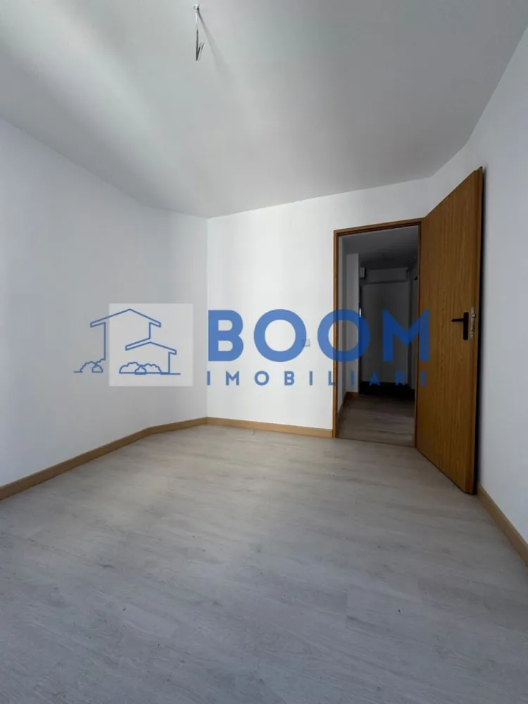 Apartamente noi | 2 camere | Ostroveni - BOOM Imobiliare vă propune spre vânzare apartamente noi, decomandate, situate în cartierul Ostroveni, zona Tic-Tac, o zonă apreciată pentru accesul facil către magazine, transport public și alte puncte de interes ale orașului.

Locuințele sunt amplasate la mansarda unui imobil cu regim de înălțime P+4+M, mansardă recent construită și finalizată în anul 2026, realizată la standarde moderne.

Apartamentele se vând la cheie, fiind complet finisate și pregătite pentru mutare imediată. Acestea beneficiază de finisaje noi și moderne, precum:

* gresie
* faianță
* parchet
* obiecte sanitare noi

În plus, fiecare locuință dispune de balcon, oferind un spațiu suplimentar pentru relaxare.

Din punct de vedere al confortului, proprietățile sunt dotate cu centrală termică proprie, asigurând eficiență energetică și control asupra costurilor de încălzire.

Fiind locuințe noi, cu toate dotările neutilizate, acestea reprezintă o alegere ideală atât pentru locuit, cât și pentru investiție (închiriere).

Prețurile pornesc de la 32.700 € și ajung până la 39.200 € (TVA inclus), în funcție de suprafață și compartimentare, fiind vorba despre construcție nouă.

Pentru mai multe informații sau pentru programarea unei vizionări, echipa BOOM Imobiliare vă stă la dispoziție.

ID: CP3195709