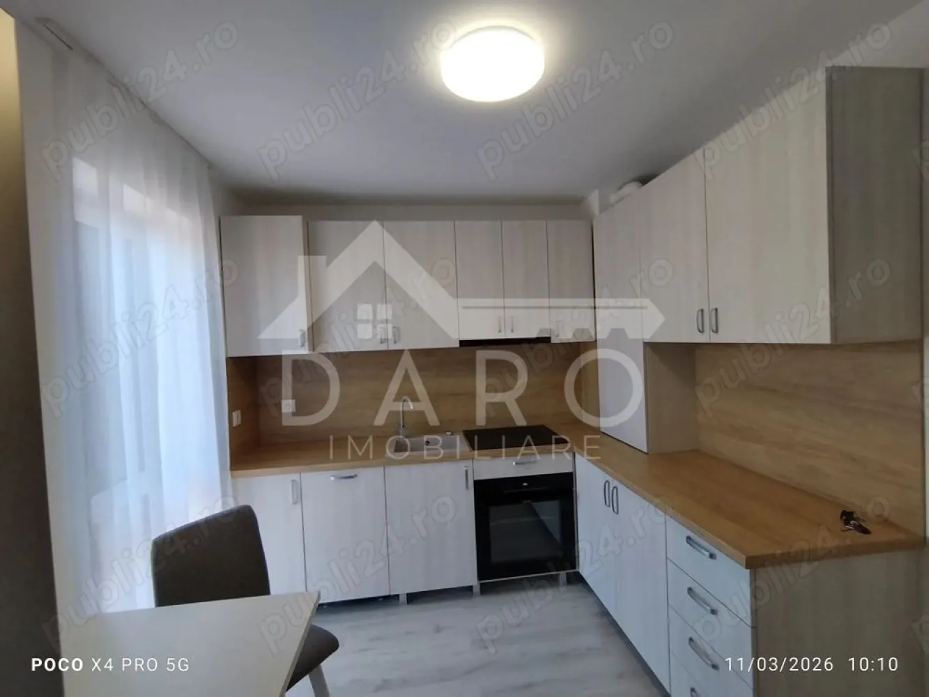 🏡 De închiriat apartament modern 2 camere + garaj | Unirii | Bloc nou - 🏡 De închiriat apartament modern 2 camere + garaj | Unirii | Bloc nou 2025 Îți prezentăm spre închiriere un apartament elegant și luminos, situat într-un ansamblu rezidențial nou din cartierul Unirii, pe strada Vasile Săbădeanu. Proprietatea se remarcă prin finisaje moderne, mobilier de calitate și spații generoase, fiind ideală pentru cei care își doresc confort, liniște și un stil de viață modern. 💰 Preț chirie: 400 € / lună 📐 Caracteristici principale: ✔ suprafață utilă 56 mp ✔ 2 camere semidecomandate ✔ etajul 3 din 4 într-un bloc nou prevăzut cu lift modern ✔ balcon spațios cu acces atât din living cât și din dormitor ✔ garaj acoperit la parter inclus în preț ✔ boxă proprie pentru depozitare, situată la etaj ✨ Interiorul apartamentului impresionează prin: ✔ living generos, luminos, mobilat modern și amenajat cu gust ✔ mobilier nou, realizat într-un stil elegant și funcțional ✔ bucătărie complet mobilată și utilată, cu spații multiple de depozitare ✔ electrocasnice incluse: plită, cuptor, frigider ✔ mașină de spălat rufe, uscător de rufe și mașină de spălat vase ✔ dormitor matrimonial spațios, mobilat complet ✔ finisaje moderne, pardoseli de calitate, uși interioare moderne ✔ centrală termică proprie, pentru confort și costuri controlate 🌿 Balconul generos oferă o priveliște plăcută și este ideal pentru momente de relaxare. 📍 Avantaje locație: ✔ zonă rezidențială modernă și liniștită ✔ acces rapid către oraș ✔ în apropiere de magazine, servicii și puncte de interes 🔑 Apartamentul este pregătit pentru mutare imediată și se dorește închirierea pe termen lung. 🚫 Nu se acceptă animale de companie. 🤝 Proprietate promovată prin DARO Imobiliare 💳 Dacă pe viitor îți dorești să achiziționezi o proprietate, prin Kiwi Finance îți putem oferi consultanță gratuită pentru obținerea creditului: ✔ analiză gratuită a eligibilității ✔ oferte de finanțare de la peste 12 bănci ✔ negocierea dobânzii în favoarea ta ✔ suport complet până la semnarea contractului de credit 📞 Detalii și programări pentru vizionare: Coman Maria – DARO Imobiliare & Kiwi Finance 📱 0749 535 729 }}