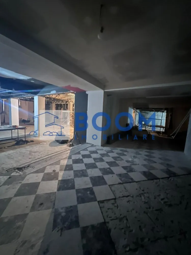 Spatiu Comercial | Ultracentral de inchiriat - BOOM Imobiliare vă propune spre închiriere un spațiu comercial de mari dimensiuni, situat ultracentral, în municipiul Râmnicu Vâlcea, într-o zonă cu vizibilitate excelentă și acces facil.

Imobilul este amplasat la demisol și dispune de o suprafață totală de 750 mp, oferind un spațiu generos, cu multiple posibilități de compartimentare și amenajare în funcție de necesitățile chiriașului.

Proprietatea beneficiază de:

* Două ieșiri existente
* Posibilitatea amenajării unei a treia ieșiri, un avantaj important pentru activități cu flux mare de persoane
* Înălțime generoasă, potrivită pentru activități comerciale și recreative

Datorită configurației și poziționării ultracentrale, spațiul este ideal pentru:

* Cazino
* Sală de bowling
* Sală de jocuri pentru copii
* Magazine textile
* Showroom-uri
* Diverse activități comerciale sau de divertisment

Locația oferă vad comercial foarte bun și accesibilitate ridicată, reprezentând o oportunitate excelentă pentru dezvoltarea unei afaceri într-o zonă cu potențial.

Pentru detalii suplimentare și programarea unei vizionări, echipa BOOM Imobiliare vă stă la dispoziție.

ID: CP3195713
