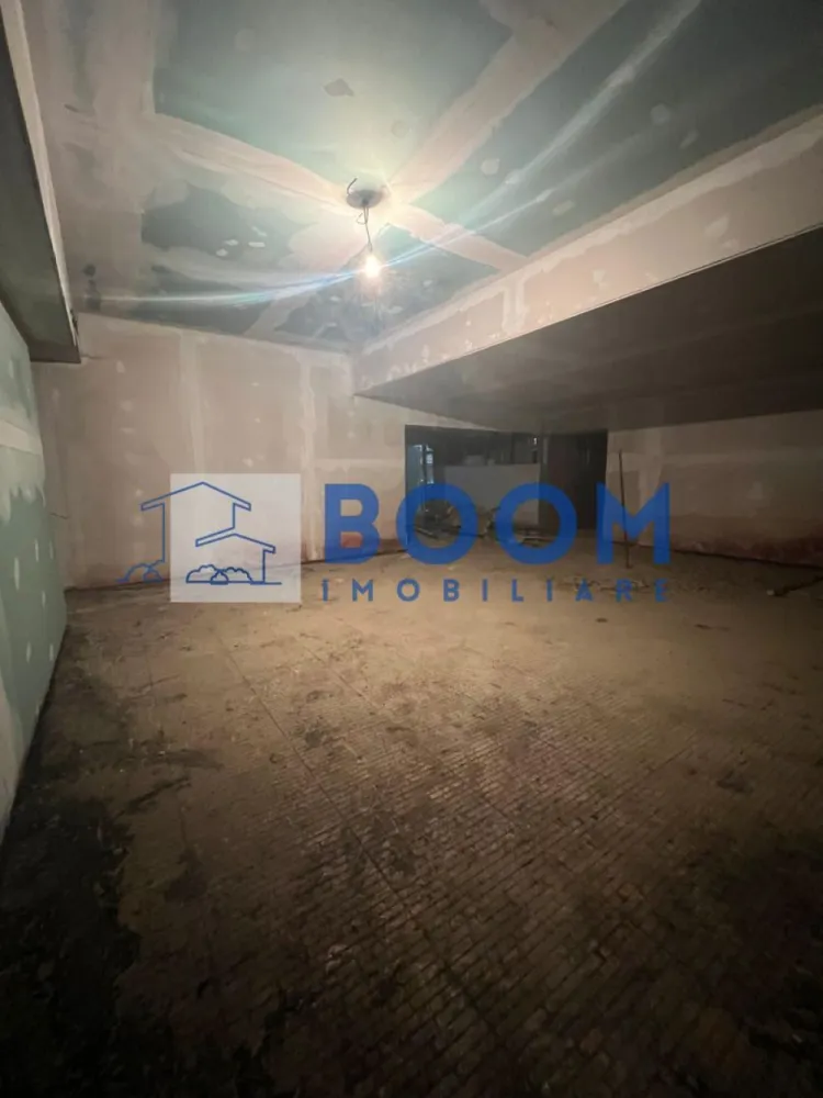 Spatiu Comercial | Ultracentral de inchiriat - BOOM Imobiliare vă propune spre închiriere un spațiu comercial de mari dimensiuni, situat ultracentral, în municipiul Râmnicu Vâlcea, într-o zonă cu vizibilitate excelentă și acces facil.

Imobilul este amplasat la demisol și dispune de o suprafață totală de 750 mp, oferind un spațiu generos, cu multiple posibilități de compartimentare și amenajare în funcție de necesitățile chiriașului.

Proprietatea beneficiază de:

* Două ieșiri existente
* Posibilitatea amenajării unei a treia ieșiri, un avantaj important pentru activități cu flux mare de persoane
* Înălțime generoasă, potrivită pentru activități comerciale și recreative

Datorită configurației și poziționării ultracentrale, spațiul este ideal pentru:

* Cazino
* Sală de bowling
* Sală de jocuri pentru copii
* Magazine textile
* Showroom-uri
* Diverse activități comerciale sau de divertisment

Locația oferă vad comercial foarte bun și accesibilitate ridicată, reprezentând o oportunitate excelentă pentru dezvoltarea unei afaceri într-o zonă cu potențial.

Pentru detalii suplimentare și programarea unei vizionări, echipa BOOM Imobiliare vă stă la dispoziție.

ID: CP3195713