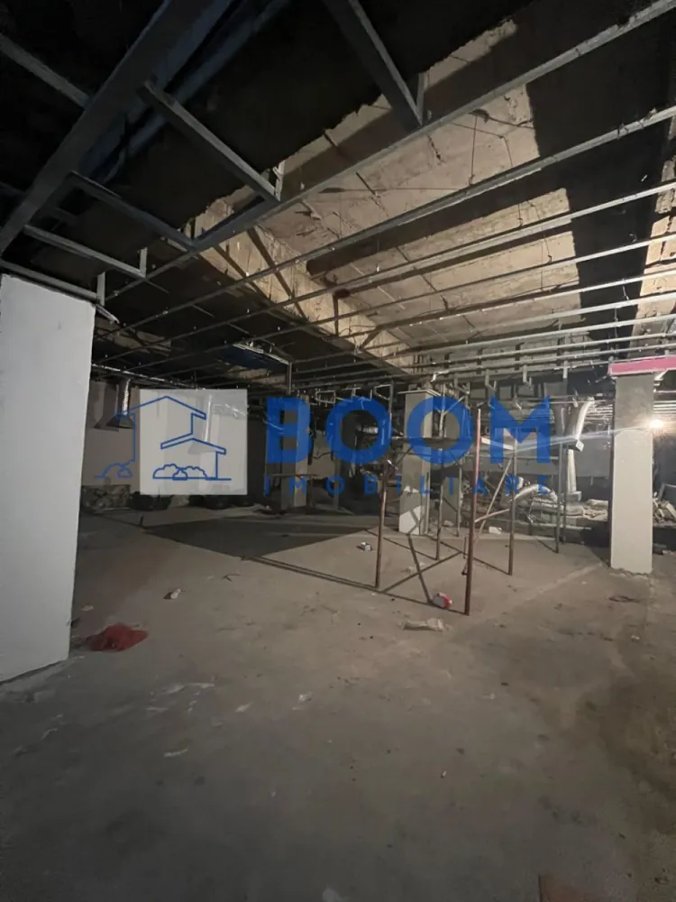 Spatiu Comercial | Ultracentral de inchiriat - BOOM Imobiliare vă propune spre închiriere un spațiu comercial de mari dimensiuni, situat ultracentral, în municipiul Râmnicu Vâlcea, într-o zonă cu vizibilitate excelentă și acces facil.

Imobilul este amplasat la demisol și dispune de o suprafață totală de 750 mp, oferind un spațiu generos, cu multiple posibilități de compartimentare și amenajare în funcție de necesitățile chiriașului.

Proprietatea beneficiază de:

* Două ieșiri existente
* Posibilitatea amenajării unei a treia ieșiri, un avantaj important pentru activități cu flux mare de persoane
* Înălțime generoasă, potrivită pentru activități comerciale și recreative

Datorită configurației și poziționării ultracentrale, spațiul este ideal pentru:

* Cazino
* Sală de bowling
* Sală de jocuri pentru copii
* Magazine textile
* Showroom-uri
* Diverse activități comerciale sau de divertisment

Locația oferă vad comercial foarte bun și accesibilitate ridicată, reprezentând o oportunitate excelentă pentru dezvoltarea unei afaceri într-o zonă cu potențial.

Pentru detalii suplimentare și programarea unei vizionări, echipa BOOM Imobiliare vă stă la dispoziție.

ID: CP3195713