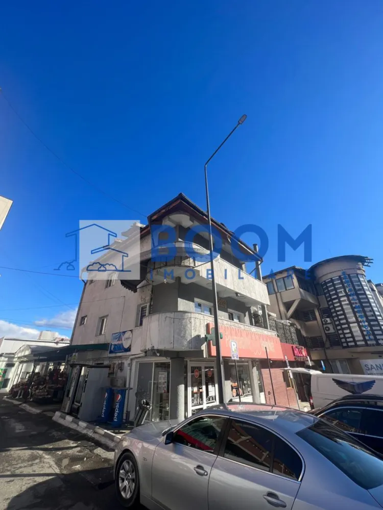 Spatiu comercial | Rezidential | Piata Nord - BOOM Imobiliare vă propune spre vânzare o clădire P+2+M situată în municipiul Râmnicu Vâlcea, în cartierul Nord, zona Piață – o locație excelentă, cu vizibilitate foarte bună și acces facil către principalele puncte de interes ale orașului.

Imobilul are o suprafață de aproximativ 400 mp și este compartimentat eficient, fiind ideal atât pentru locuință individuală, cât și pentru activități comerciale sau de birouri (sediu firmă, clinică medicală, cabinete, after-school, spații administrative etc.).

Proprietatea dispune de:

* Regim de înălțime Parter + 2 Etaje + Mansardă
* Spații generoase și luminoase
* Compartimentare flexibilă, adaptabilă diverselor tipuri de activitate
* Locuri de parcare închiriate de la primărie, un avantaj important pentru viitorii proprietari, angajați sau clienți

Poziționarea în zona Pieței Nord oferă un vad comercial bun și potențial ridicat de investiție, fiind potrivită atât pentru utilizare proprie, cât și pentru dezvoltarea unei afaceri sau obținerea de venit din chirii.

Pentru mai multe informații și programarea unei vizionări, echipa BOOM Imobiliare vă stă la dispoziție.

ID : CP3195715