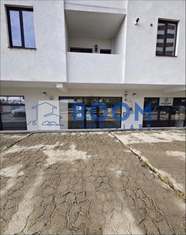 Spatiu Comercial | Zona Centrala Kauffland | 156 MP - BOOM Imobiliare vă propune spre inchiriere un spațiu comercial modern, situat în Ansamblul Rezidențial Central din Râmnicu Vâlcea, într-o zonă cu vizibilitate foarte bună și acces facil.

Imobilul are o suprafață utilă de 156 mp, fiind ideal pentru diverse activități comerciale sau de servicii (clinică medicală, birouri, showroom, salon, activități educaționale etc.).

Spațiul beneficiază de:

* Două intrări, oferind flexibilitate în organizare și flux operațional
* Două grupuri sanitare
* Amenajări moderne, realizate cu atenție la detalii
* Centrală termică proprie, pentru control eficient al costurilor
* Sistem de ventilație, asigurând un climat optim pentru desfășurarea activității

Poziționarea în cadrul unui ansamblu rezidențial central oferă acces la un vad comercial bun și potențial ridicat de dezvoltare a afacerii.

Pentru informații suplimentare sau programarea unei vizionări, echipa BOOM Imobiliare vă stă la dispoziție.

ID : CP3195717