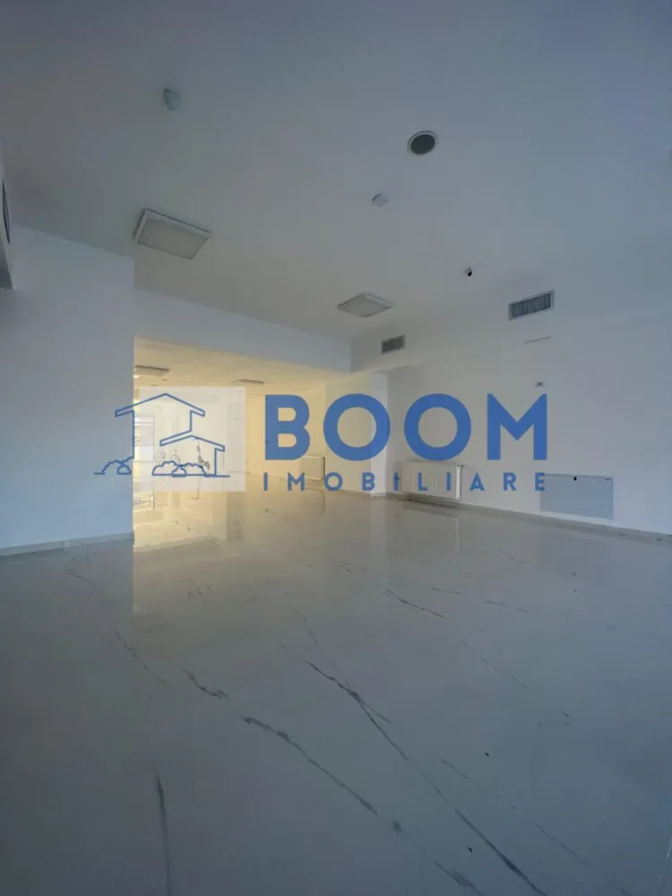 Spatiu Comercial | Zona Centrala Kauffland | 156 MP - BOOM Imobiliare vă propune spre inchiriere un spațiu comercial modern, situat în Ansamblul Rezidențial Central din Râmnicu Vâlcea, într-o zonă cu vizibilitate foarte bună și acces facil.

Imobilul are o suprafață utilă de 156 mp, fiind ideal pentru diverse activități comerciale sau de servicii (clinică medicală, birouri, showroom, salon, activități educaționale etc.).

Spațiul beneficiază de:

* Două intrări, oferind flexibilitate în organizare și flux operațional
* Două grupuri sanitare
* Amenajări moderne, realizate cu atenție la detalii
* Centrală termică proprie, pentru control eficient al costurilor
* Sistem de ventilație, asigurând un climat optim pentru desfășurarea activității

Poziționarea în cadrul unui ansamblu rezidențial central oferă acces la un vad comercial bun și potențial ridicat de dezvoltare a afacerii.

Pentru informații suplimentare sau programarea unei vizionări, echipa BOOM Imobiliare vă stă la dispoziție.

ID : CP3195717