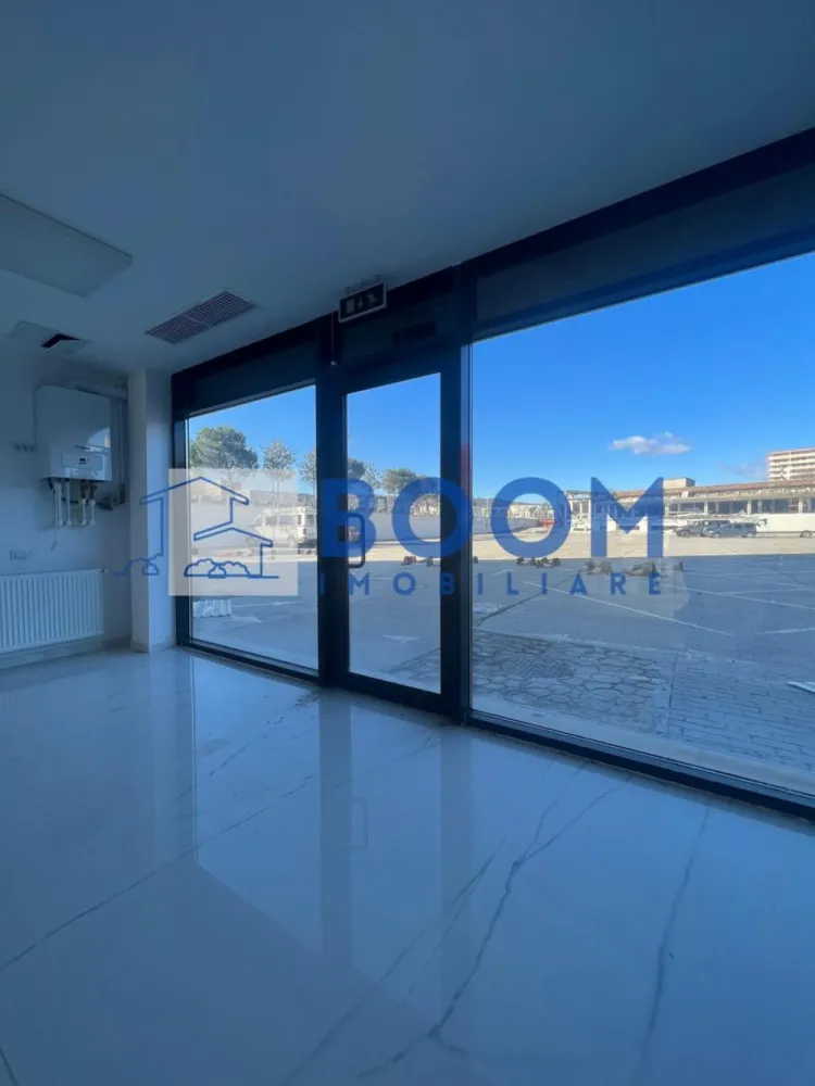 Spatiu Comercial | Zona Centrala Kauffland | 156 MP - BOOM Imobiliare vă propune spre inchiriere un spațiu comercial modern, situat în Ansamblul Rezidențial Central din Râmnicu Vâlcea, într-o zonă cu vizibilitate foarte bună și acces facil.

Imobilul are o suprafață utilă de 156 mp, fiind ideal pentru diverse activități comerciale sau de servicii (clinică medicală, birouri, showroom, salon, activități educaționale etc.).

Spațiul beneficiază de:

* Două intrări, oferind flexibilitate în organizare și flux operațional
* Două grupuri sanitare
* Amenajări moderne, realizate cu atenție la detalii
* Centrală termică proprie, pentru control eficient al costurilor
* Sistem de ventilație, asigurând un climat optim pentru desfășurarea activității

Poziționarea în cadrul unui ansamblu rezidențial central oferă acces la un vad comercial bun și potențial ridicat de dezvoltare a afacerii.

Pentru informații suplimentare sau programarea unei vizionări, echipa BOOM Imobiliare vă stă la dispoziție.

ID : CP3195717