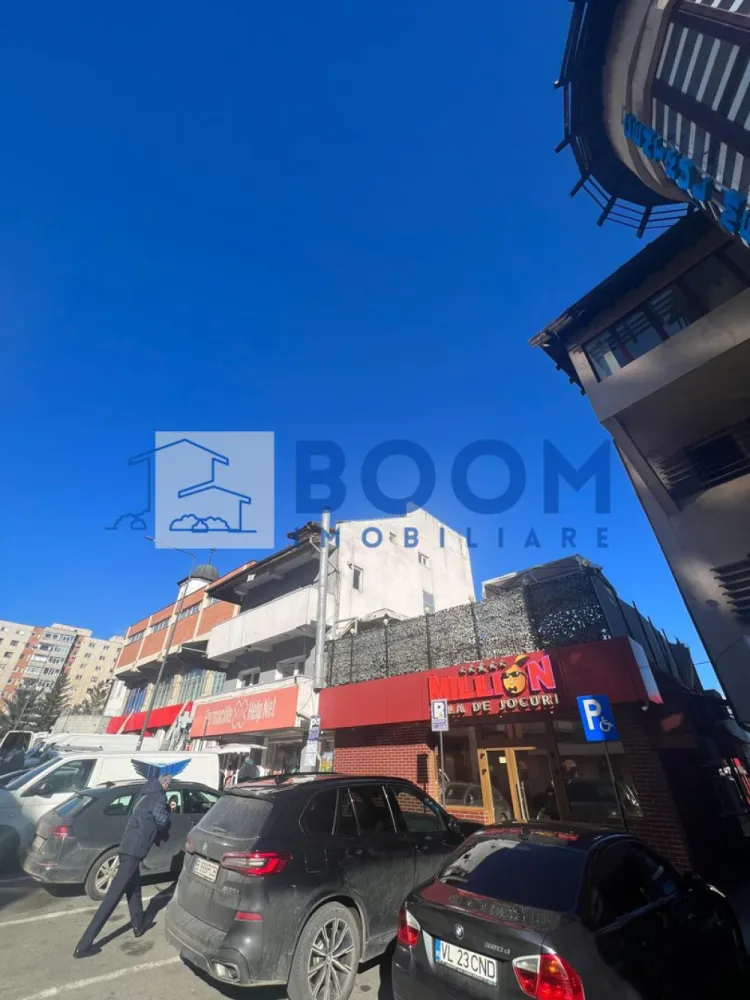 Spatiu Comercial | Rezidential | Piata Nord - BOOM Imobiliare vă propune spre închiriere o clădire P+2+M situată în municipiul Râmnicu Vâlcea, în cartierul Nord, zona Piață – o locație cu vizibilitate foarte bună și acces facil către principalele puncte de interes ale orașului.

Imobilul are o suprafață totală de aproximativ 400 mp, fiind compartimentat eficient și pretabil atât pentru locuință, cât și pentru activități comerciale sau de birouri (sediu firmă, clinică, cabinet, after-school, spații administrative etc.).

Clădirea oferă:

* Regim de înălțime Parter + 2 Etaje + Mansardă
* Spații generoase și luminoase
* Posibilitate de organizare flexibilă a activității
* Locuri de parcare închiriate de la primărie, un avantaj important pentru angajați și clienți

Poziționarea în zona Pieței Nord asigură vad comercial bun și acces rapid la mijloace de transport, magazine și alte servicii.

Pentru detalii suplimentare și programarea unei vizionări, echipa BOOM Imobiliare vă stă la dispoziție.

ID : CP3195716