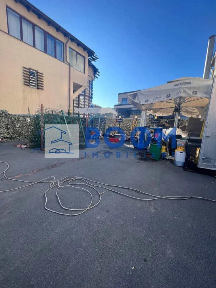Spatiu Comercial | Rezidential | Piata Nord - BOOM Imobiliare vă propune spre închiriere o clădire P+2+M situată în municipiul Râmnicu Vâlcea, în cartierul Nord, zona Piață – o locație cu vizibilitate foarte bună și acces facil către principalele puncte de interes ale orașului.

Imobilul are o suprafață totală de aproximativ 400 mp, fiind compartimentat eficient și pretabil atât pentru locuință, cât și pentru activități comerciale sau de birouri (sediu firmă, clinică, cabinet, after-school, spații administrative etc.).

Clădirea oferă:

* Regim de înălțime Parter + 2 Etaje + Mansardă
* Spații generoase și luminoase
* Posibilitate de organizare flexibilă a activității
* Locuri de parcare închiriate de la primărie, un avantaj important pentru angajați și clienți

Poziționarea în zona Pieței Nord asigură vad comercial bun și acces rapid la mijloace de transport, magazine și alte servicii.

Pentru detalii suplimentare și programarea unei vizionări, echipa BOOM Imobiliare vă stă la dispoziție.

ID : CP3195716