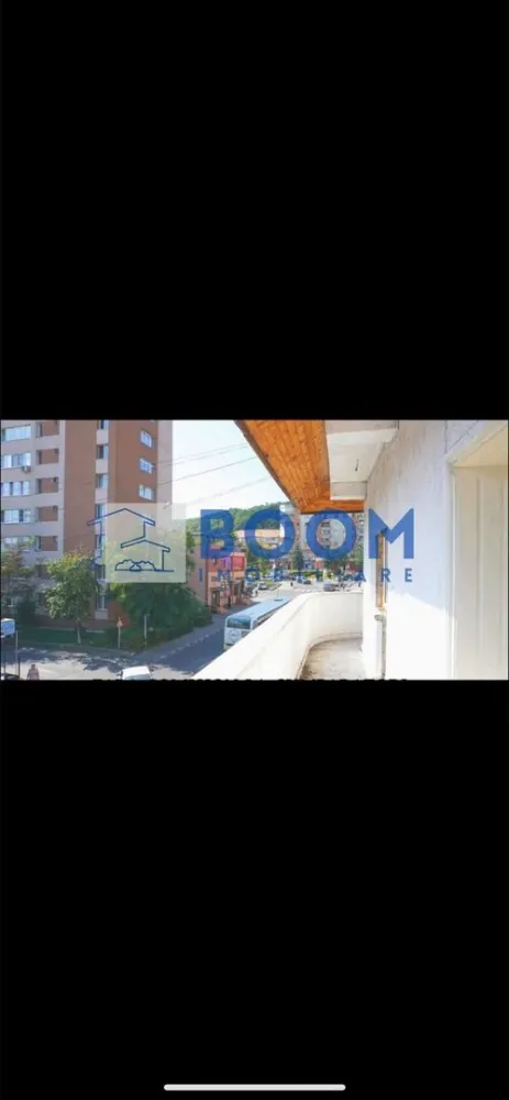 Spatiu Comercial | Rezidential | Piata Nord - BOOM Imobiliare vă propune spre închiriere o clădire P+2+M situată în municipiul Râmnicu Vâlcea, în cartierul Nord, zona Piață – o locație cu vizibilitate foarte bună și acces facil către principalele puncte de interes ale orașului.

Imobilul are o suprafață totală de aproximativ 400 mp, fiind compartimentat eficient și pretabil atât pentru locuință, cât și pentru activități comerciale sau de birouri (sediu firmă, clinică, cabinet, after-school, spații administrative etc.).

Clădirea oferă:

* Regim de înălțime Parter + 2 Etaje + Mansardă
* Spații generoase și luminoase
* Posibilitate de organizare flexibilă a activității
* Locuri de parcare închiriate de la primărie, un avantaj important pentru angajați și clienți

Poziționarea în zona Pieței Nord asigură vad comercial bun și acces rapid la mijloace de transport, magazine și alte servicii.

Pentru detalii suplimentare și programarea unei vizionări, echipa BOOM Imobiliare vă stă la dispoziție.

ID : CP3195716