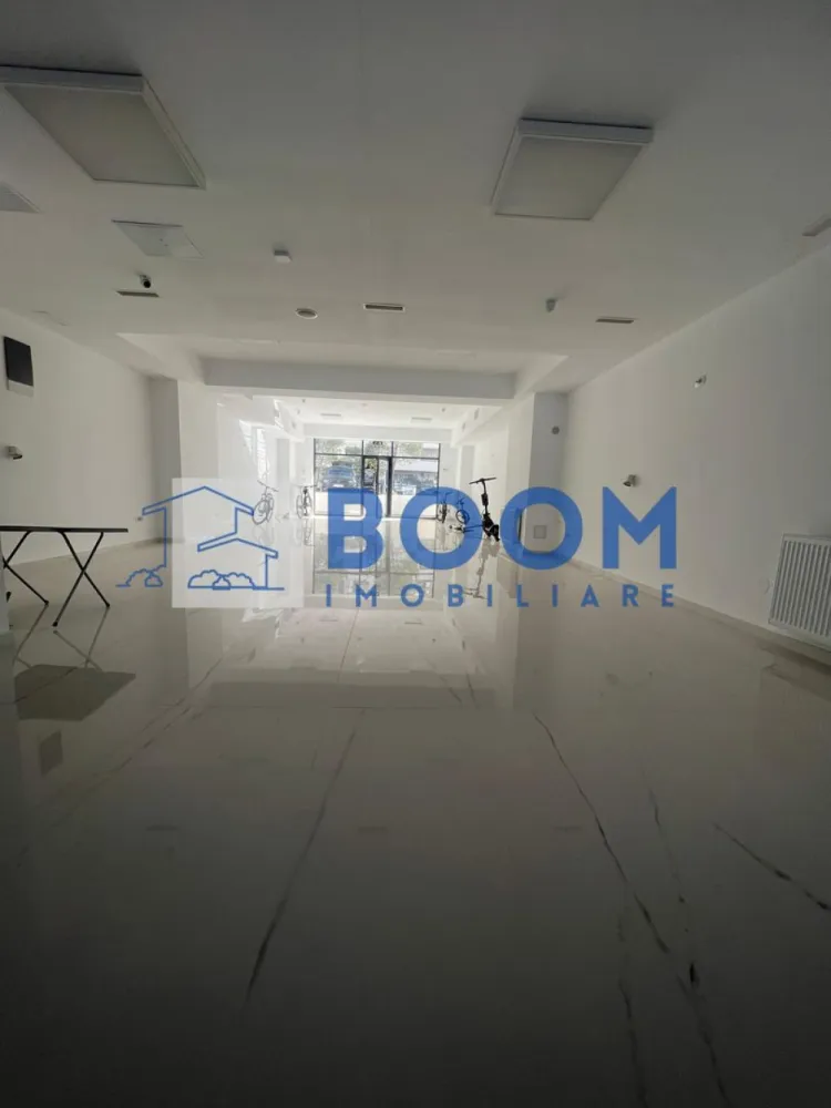 Spatiu Comercial | Zona Centrala | Kaufland | 156 MP - BOOM Imobiliare vă propune spre vânzare un spațiu comercial modern, situat în Ansamblul Rezidențial Central din Râmnicu Vâlcea, într-o zonă cu vizibilitate foarte bună și acces facil.

Imobilul are o suprafață utilă de 156 mp, fiind ideal pentru diverse activități comerciale sau de servicii (clinică medicală, birouri, showroom, salon, activități educaționale etc.).

Spațiul beneficiază de:

* Două intrări, oferind flexibilitate în organizare și flux operațional
* Două grupuri sanitare
* Amenajări moderne, realizate cu atenție la detalii
* Centrală termică proprie, pentru control eficient al costurilor
* Sistem de ventilație, asigurând un climat optim pentru desfășurarea activității

Poziționarea în cadrul unui ansamblu rezidențial central oferă acces la un vad comercial bun și potențial ridicat de dezvoltare a afacerii.

Pentru informații suplimentare sau programarea unei vizionări, echipa BOOM Imobiliare vă stă la dispoziție.

ID : CP3195718
