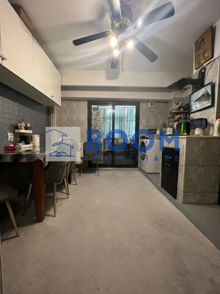Apartament 3 camere | Calea lui Traian | Parter | Nord - BOOM Imobiliare vă propune spre vânzare un apartament cu 3 camere, situat în zona Nord a municipiului Râmnicu Vâlcea, pe Calea lui Traian, în imediata apropiere a Spitalul Județean de Urgență Vâlcea.

Locuința este amplasată la parter înalt, într-o zonă liniștită și bine cotată a orașului, oferind atât confort, cât și acces facil către punctele de interes (unități medicale, magazine, mijloace de transport, școli).

Apartamentul are o suprafață generoasă de 80 mp, compartimentare practică și luminoasă, fiind ideal atât pentru locuit, cât și pentru investiție. Proprietatea beneficiază și de boxă amenajată, oferind un spațiu suplimentar util pentru depozitare.

Se vinde mobilat și utilat, exact ca în fotografii, fiind pregătit pentru mutare imediată.

Pentru mai multe detalii sau pentru programarea unei vizionări, echipa BOOM Imobiliare vă stă la dispoziție.

ID : CP3195720