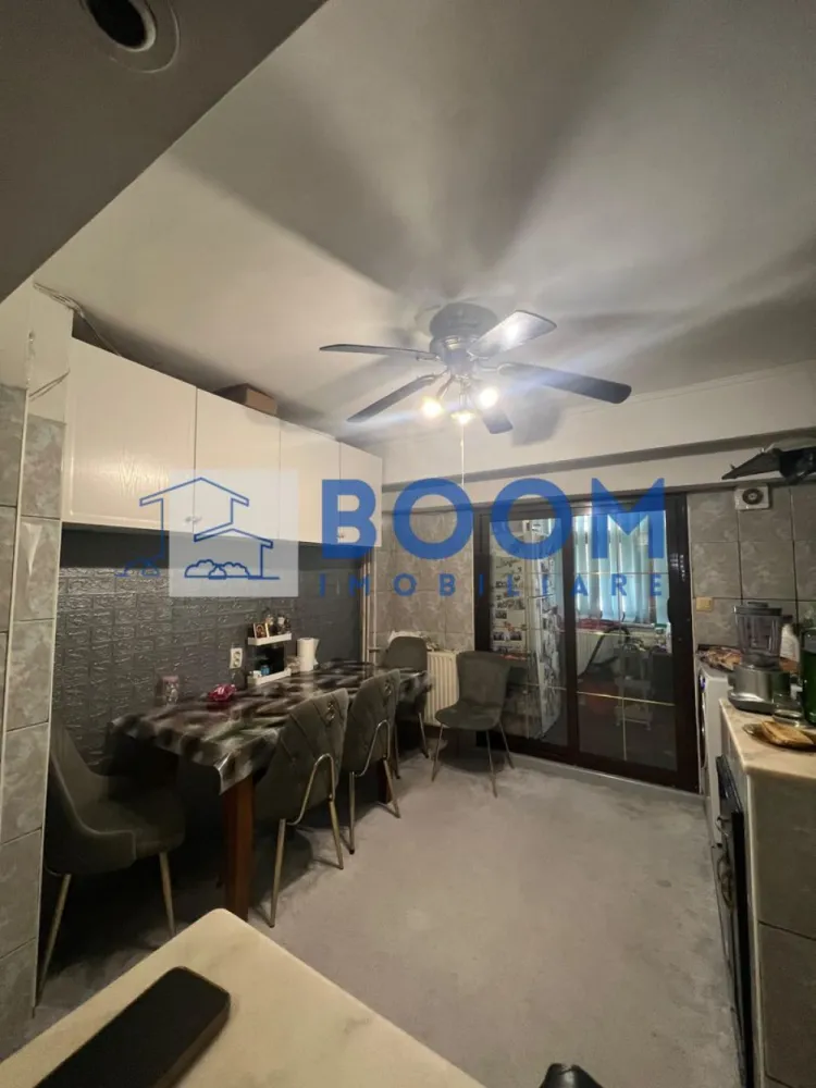 Apartament 3 camere | Calea lui Traian | Parter | Nord - BOOM Imobiliare vă propune spre vânzare un apartament cu 3 camere, situat în zona Nord a municipiului Râmnicu Vâlcea, pe Calea lui Traian, în imediata apropiere a Spitalul Județean de Urgență Vâlcea.

Locuința este amplasată la parter înalt, într-o zonă liniștită și bine cotată a orașului, oferind atât confort, cât și acces facil către punctele de interes (unități medicale, magazine, mijloace de transport, școli).

Apartamentul are o suprafață generoasă de 80 mp, compartimentare practică și luminoasă, fiind ideal atât pentru locuit, cât și pentru investiție. Proprietatea beneficiază și de boxă amenajată, oferind un spațiu suplimentar util pentru depozitare.

Se vinde mobilat și utilat, exact ca în fotografii, fiind pregătit pentru mutare imediată.

Pentru mai multe detalii sau pentru programarea unei vizionări, echipa BOOM Imobiliare vă stă la dispoziție.

ID : CP3195720