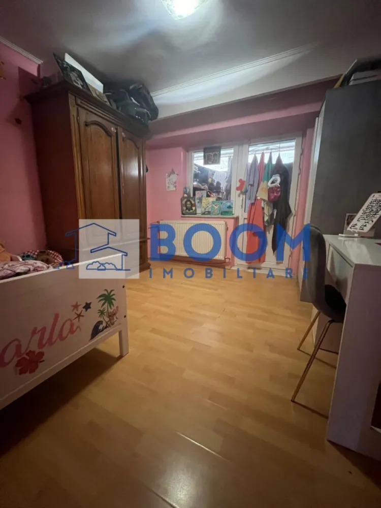 Apartament 3 camere | Calea lui Traian | Parter | Nord - BOOM Imobiliare vă propune spre vânzare un apartament cu 3 camere, situat în zona Nord a municipiului Râmnicu Vâlcea, pe Calea lui Traian, în imediata apropiere a Spitalul Județean de Urgență Vâlcea.

Locuința este amplasată la parter înalt, într-o zonă liniștită și bine cotată a orașului, oferind atât confort, cât și acces facil către punctele de interes (unități medicale, magazine, mijloace de transport, școli).

Apartamentul are o suprafață generoasă de 80 mp, compartimentare practică și luminoasă, fiind ideal atât pentru locuit, cât și pentru investiție. Proprietatea beneficiază și de boxă amenajată, oferind un spațiu suplimentar util pentru depozitare.

Se vinde mobilat și utilat, exact ca în fotografii, fiind pregătit pentru mutare imediată.

Pentru mai multe detalii sau pentru programarea unei vizionări, echipa BOOM Imobiliare vă stă la dispoziție.

ID : CP3195720