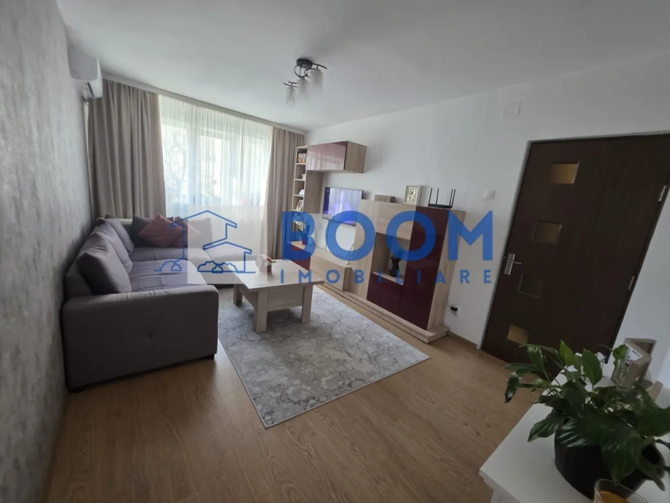 Apartament 3 camere | Ostroveni | Etaj 1 | Zona Hermes - BOOM Imobiliare vă propune spre vânzare un apartament modern cu 3 camere, situat în cartierul Ostroveni, Râmnicu Vâlcea, în imediata apropiere a Pieței Ostroveni și a Școlii Generale Nr. 10 – o zonă apreciată pentru accesibilitate și facilități.

Locuința este amplasată la etajul 1 din 10 al unui imobil dotat cu lift și beneficiază de o compartimentare decomandată, oferind confort și intimitate fiecărui membru al familiei.

Apartamentul are o suprafață utilă de 63 mp și o suprafață totală de 70 mp, fiind renovat complet și amenajat modern, cu finisaje de calitate și mobilier ales cu bun gust.

Printre dotări și îmbunătățiri se regăsesc:

* Centrală termică proprie, montată în anul 2025
* Instalație termică schimbată integral
* Instalație electrică schimbată integral
* Aer condiționat
* Bucătărie mobilată și utilată complet
* Geam la grupul sanitar (ventilație naturală)
* Compartimentare eficientă, cu spații bine optimizate

Poziționarea la etaj intermediar oferă un echilibru ideal între acces facil și confort termic.

Apartamentul se vinde mobilat și utilat, fiind pregătit pentru mutare imediată – ideal atât pentru locuință proprie, cât și pentru investiție.

Pentru mai multe detalii sau pentru programarea unei vizionări, echipa BOOM Imobiliare vă stă la dispoziție.

ID : CP3195721