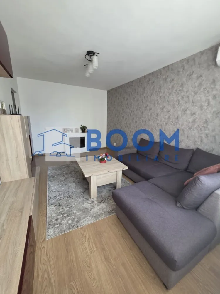 Apartament 3 camere | Ostroveni | Etaj 1 | Zona Hermes - BOOM Imobiliare vă propune spre vânzare un apartament modern cu 3 camere, situat în cartierul Ostroveni, Râmnicu Vâlcea, în imediata apropiere a Pieței Ostroveni și a Școlii Generale Nr. 10 – o zonă apreciată pentru accesibilitate și facilități.

Locuința este amplasată la etajul 1 din 10 al unui imobil dotat cu lift și beneficiază de o compartimentare decomandată, oferind confort și intimitate fiecărui membru al familiei.

Apartamentul are o suprafață utilă de 63 mp și o suprafață totală de 70 mp, fiind renovat complet și amenajat modern, cu finisaje de calitate și mobilier ales cu bun gust.

Printre dotări și îmbunătățiri se regăsesc:

* Centrală termică proprie, montată în anul 2025
* Instalație termică schimbată integral
* Instalație electrică schimbată integral
* Aer condiționat
* Bucătărie mobilată și utilată complet
* Geam la grupul sanitar (ventilație naturală)
* Compartimentare eficientă, cu spații bine optimizate

Poziționarea la etaj intermediar oferă un echilibru ideal între acces facil și confort termic.

Apartamentul se vinde mobilat și utilat, fiind pregătit pentru mutare imediată – ideal atât pentru locuință proprie, cât și pentru investiție.

Pentru mai multe detalii sau pentru programarea unei vizionări, echipa BOOM Imobiliare vă stă la dispoziție.

ID : CP3195721