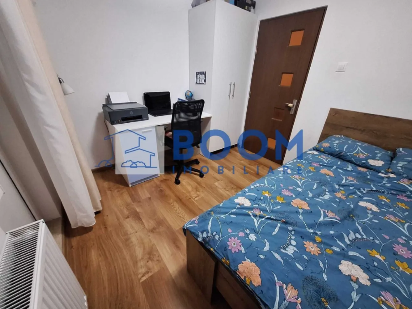 Apartament 3 camere | Ostroveni | Etaj 1 | Zona Hermes - BOOM Imobiliare vă propune spre vânzare un apartament modern cu 3 camere, situat în cartierul Ostroveni, Râmnicu Vâlcea, în imediata apropiere a Pieței Ostroveni și a Școlii Generale Nr. 10 – o zonă apreciată pentru accesibilitate și facilități.

Locuința este amplasată la etajul 1 din 10 al unui imobil dotat cu lift și beneficiază de o compartimentare decomandată, oferind confort și intimitate fiecărui membru al familiei.

Apartamentul are o suprafață utilă de 63 mp și o suprafață totală de 70 mp, fiind renovat complet și amenajat modern, cu finisaje de calitate și mobilier ales cu bun gust.

Printre dotări și îmbunătățiri se regăsesc:

* Centrală termică proprie, montată în anul 2025
* Instalație termică schimbată integral
* Instalație electrică schimbată integral
* Aer condiționat
* Bucătărie mobilată și utilată complet
* Geam la grupul sanitar (ventilație naturală)
* Compartimentare eficientă, cu spații bine optimizate

Poziționarea la etaj intermediar oferă un echilibru ideal între acces facil și confort termic.

Apartamentul se vinde mobilat și utilat, fiind pregătit pentru mutare imediată – ideal atât pentru locuință proprie, cât și pentru investiție.

Pentru mai multe detalii sau pentru programarea unei vizionări, echipa BOOM Imobiliare vă stă la dispoziție.

ID : CP3195721