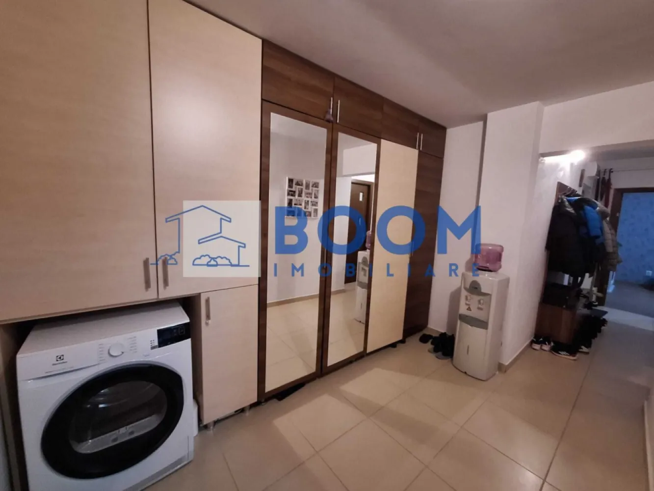 Apartament 3 camere | Ostroveni | Etaj 1 | Zona Hermes - BOOM Imobiliare vă propune spre vânzare un apartament modern cu 3 camere, situat în cartierul Ostroveni, Râmnicu Vâlcea, în imediata apropiere a Pieței Ostroveni și a Școlii Generale Nr. 10 – o zonă apreciată pentru accesibilitate și facilități.

Locuința este amplasată la etajul 1 din 10 al unui imobil dotat cu lift și beneficiază de o compartimentare decomandată, oferind confort și intimitate fiecărui membru al familiei.

Apartamentul are o suprafață utilă de 63 mp și o suprafață totală de 70 mp, fiind renovat complet și amenajat modern, cu finisaje de calitate și mobilier ales cu bun gust.

Printre dotări și îmbunătățiri se regăsesc:

* Centrală termică proprie, montată în anul 2025
* Instalație termică schimbată integral
* Instalație electrică schimbată integral
* Aer condiționat
* Bucătărie mobilată și utilată complet
* Geam la grupul sanitar (ventilație naturală)
* Compartimentare eficientă, cu spații bine optimizate

Poziționarea la etaj intermediar oferă un echilibru ideal între acces facil și confort termic.

Apartamentul se vinde mobilat și utilat, fiind pregătit pentru mutare imediată – ideal atât pentru locuință proprie, cât și pentru investiție.

Pentru mai multe detalii sau pentru programarea unei vizionări, echipa BOOM Imobiliare vă stă la dispoziție.

ID : CP3195721