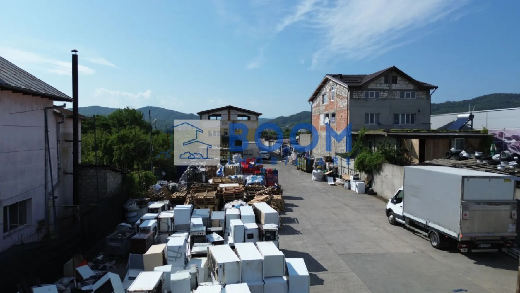 Hala 1330 MP| Raureni | Spatiu depozitare - 𝐃𝐞𝐩𝐨𝐳𝐢𝐭 𝐋𝐨𝐠𝐢𝐬𝐭𝐢𝐜 | 𝐇𝐚𝐥ă 𝐏𝐫𝐨𝐝𝐮𝐜ț𝐢𝐞 

Râureni , Râmnicu Vâlcea 

Detalii generale:
Amplasare premium – pe DN64 (drum cu 4 benzi), principalul acces spre oraș

Hală industrială / depozitare: 1.000 mp utili/ 1330 mp 

Posibilitate extindere: încă 1.000 mp hală suplimentară

Clădire birouri: P+2 

Spații anexe: 300 mp (birouri, vestiare, dușuri)

Facilități logistice:
Platformă betonată acces / intrare: 1.000 mp

Spațiu de depozitare exterioară: 1.500 mp

6 uși industriale + rampă pentru TIR-uri

2 linii electrice independente de mare putere

Încălzire centralizată din rețeaua magistrală CET Govora

Utilități complete: apă curentă, canalizare

Posibilitate de extindere cu 3000 MP de teren la un pret avantajos

Pentru mai multe detalii sau pentru programarea unei vizionări, vă invităm să contactați BOOM Imobiliare.

ID: CP3195731