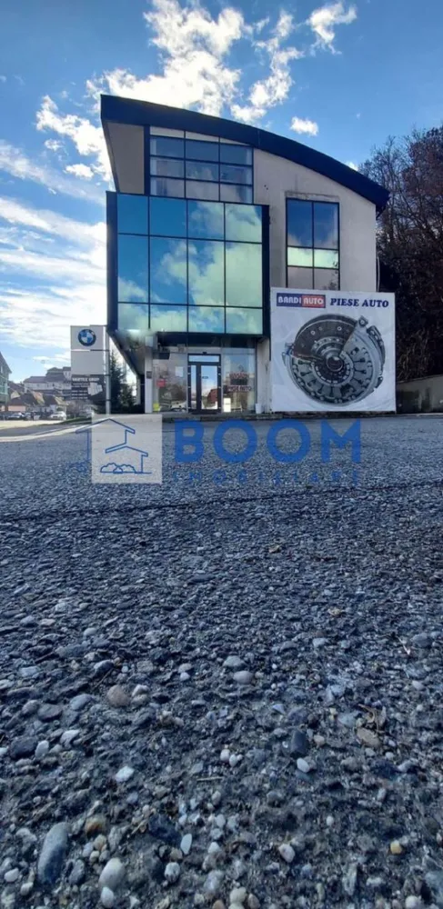 Spatiu Comercial | Nord| 760MP | Pretabil Clinica - BOOM Imobiliare vă propune spre vânzare o clădire de birouri / spațiu comercial, ideală pentru clinică medicală, situată într-o zonă premium din Râmnicu Vâlcea, pe Calea lui Traian, în imediata vecinătate a Spitalul Județean de Urgență Vâlcea.

Imobilul este construit în anul 2012, are regim de înălțime P+2 și dispune de o suprafață totală utilă de 760 mp, fiind amplasat pe un teren cu suprafața totală de 626 mp, la care se adaugă 628 mp teren aferent exclusiv construcției.

Suprafață construită la sol: 280,7 mp
Acces: 2 intrări independente – ideal pentru circuite separate (pacienți/personal)
Destinație: clinică medicală, cabinete individuale, centru de recuperare, spații de birouri, activități comerciale

Un avantaj major al proprietății îl reprezintă parcarea generoasă:

* 12 locuri de parcare private, cu acces securizat prin barieră
* 14 locuri de parcare publice, disponibile în imediata apropiere

Datorită poziționării excelente, vizibilității foarte bune și proximității față de unități medicale și instituții publice, această clădire reprezintă o oportunitate solidă de investiție, fiind ideală atât pentru desfășurarea directă a unei activități medicale, cât și pentru achiziție cu scop investițional.

Pentru detalii suplimentare și vizionări, BOOM Imobiliare vă stă la dispoziție.

ID: CP3195730