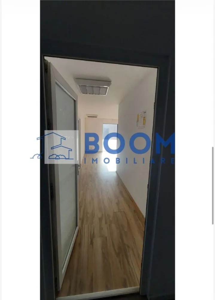 Spatiu Comercial | Nord| 760MP | Pretabil Clinica - BOOM Imobiliare vă propune spre vânzare o clădire de birouri / spațiu comercial, ideală pentru clinică medicală, situată într-o zonă premium din Râmnicu Vâlcea, pe Calea lui Traian, în imediata vecinătate a Spitalul Județean de Urgență Vâlcea.

Imobilul este construit în anul 2012, are regim de înălțime P+2 și dispune de o suprafață totală utilă de 760 mp, fiind amplasat pe un teren cu suprafața totală de 626 mp, la care se adaugă 628 mp teren aferent exclusiv construcției.

Suprafață construită la sol: 280,7 mp
Acces: 2 intrări independente – ideal pentru circuite separate (pacienți/personal)
Destinație: clinică medicală, cabinete individuale, centru de recuperare, spații de birouri, activități comerciale

Un avantaj major al proprietății îl reprezintă parcarea generoasă:

* 12 locuri de parcare private, cu acces securizat prin barieră
* 14 locuri de parcare publice, disponibile în imediata apropiere

Datorită poziționării excelente, vizibilității foarte bune și proximității față de unități medicale și instituții publice, această clădire reprezintă o oportunitate solidă de investiție, fiind ideală atât pentru desfășurarea directă a unei activități medicale, cât și pentru achiziție cu scop investițional.

Pentru detalii suplimentare și vizionări, BOOM Imobiliare vă stă la dispoziție.

ID: CP3195730