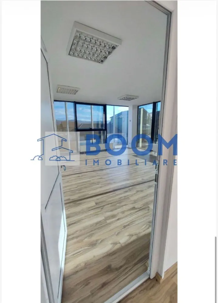Spatiu Comercial | Nord| 760MP | Pretabil Clinica - BOOM Imobiliare vă propune spre vânzare o clădire de birouri / spațiu comercial, ideală pentru clinică medicală, situată într-o zonă premium din Râmnicu Vâlcea, pe Calea lui Traian, în imediata vecinătate a Spitalul Județean de Urgență Vâlcea.

Imobilul este construit în anul 2012, are regim de înălțime P+2 și dispune de o suprafață totală utilă de 760 mp, fiind amplasat pe un teren cu suprafața totală de 626 mp, la care se adaugă 628 mp teren aferent exclusiv construcției.

Suprafață construită la sol: 280,7 mp
Acces: 2 intrări independente – ideal pentru circuite separate (pacienți/personal)
Destinație: clinică medicală, cabinete individuale, centru de recuperare, spații de birouri, activități comerciale

Un avantaj major al proprietății îl reprezintă parcarea generoasă:

* 12 locuri de parcare private, cu acces securizat prin barieră
* 14 locuri de parcare publice, disponibile în imediata apropiere

Datorită poziționării excelente, vizibilității foarte bune și proximității față de unități medicale și instituții publice, această clădire reprezintă o oportunitate solidă de investiție, fiind ideală atât pentru desfășurarea directă a unei activități medicale, cât și pentru achiziție cu scop investițional.

Pentru detalii suplimentare și vizionări, BOOM Imobiliare vă stă la dispoziție.

ID: CP3195730
