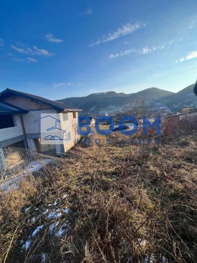 Teren Vladesti | 1025 MP | Zona White Department - BOOM Imobiliare vă propune spre vânzare un teren intravilan situat în localitatea Vlădești, într-o zonă liniștită și în plină dezvoltare, în apropierea piscinei White Department.

Terenul are o suprafață de 1.025 mp și beneficiază de o deschidere stradală de 15 metri liniari, fiind ideal pentru construirea unei locuințe individuale. Amplasarea oferă o priveliște superbă, perfectă pentru cei care își doresc confort, intimitate și un cadru natural plăcut.

Utilitățile (apă, curent, gaz) sunt la limita de proprietate, iar zona este într-o continuă expansiune, cu mai multe case noi aflate în construcție, ceea ce face ca investiția să fie una sigură și avantajoasă.

Acces facil, vecinătate selectă și potențial excelent pentru dezvoltare rezidențială.

Pentru mai multe detalii și vizionări, BOOM Imobiliare vă stă la dispoziție.

ID: CP3195733