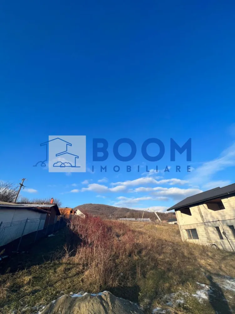 Teren Vladesti | 1025 MP | Zona White Department - BOOM Imobiliare vă propune spre vânzare un teren intravilan situat în localitatea Vlădești, într-o zonă liniștită și în plină dezvoltare, în apropierea piscinei White Department.

Terenul are o suprafață de 1.025 mp și beneficiază de o deschidere stradală de 15 metri liniari, fiind ideal pentru construirea unei locuințe individuale. Amplasarea oferă o priveliște superbă, perfectă pentru cei care își doresc confort, intimitate și un cadru natural plăcut.

Utilitățile (apă, curent, gaz) sunt la limita de proprietate, iar zona este într-o continuă expansiune, cu mai multe case noi aflate în construcție, ceea ce face ca investiția să fie una sigură și avantajoasă.

Acces facil, vecinătate selectă și potențial excelent pentru dezvoltare rezidențială.

Pentru mai multe detalii și vizionări, BOOM Imobiliare vă stă la dispoziție.

ID: CP3195733