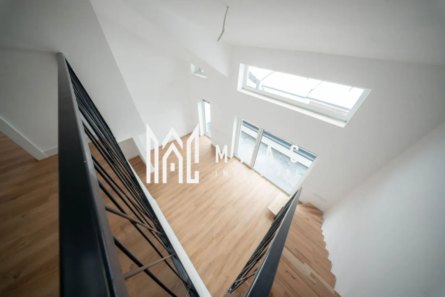 Penthouse 4 camere | 116 MP | Modern | La cheie - MAAC Imobiliare vă oferă spre vânzare un penthouse exclusivist cu 4 camere. Caracteristici: Suprafață utilă totala: 116 mp. Balcon: 11.29 mp. Etaj: 2 din 2. Orientare sudică, cu lumină naturală pe tot parcursul zilei. Compartimentare și spații interioare: Living cu înălțime de 5,6 m. Bucătărie integrată armonios în zona de zi. Două dormitoare bine proporționate. Dressing dedicat. Două băi, dintre care una cu geam pentru aerisire naturală. Dotări și finisaje: Încălzire în pardoseală. Jaluzele electrice. Terasa este prevăzută cu sticlă securizată și sistem de captare a apelor pluviale. Izolație cu vată bazaltică. Casa scării finisată cu granit. Predare la stadiul finisat la alb cu posibilitate de predare la cheie. Loc de parcare inclus. Avantaje și priveliște: Multă lumină naturală și vedere spectaculoasă către munți. Avantaje ale ansamblului rezidențial: Ocupare teritorială eficientă, cu aproximativ 45% spații verzi. Fațade finisate cu larice siberian și piatră naturală. Locuri de joacă amenajate. Acces facil, fără ambuteiaje rutiere, cu patru căi de acces către ansamblu. Achiziție Locuința poate fi achiziționată atât din surse proprii, cât și prin credit bancar. Pentru mai multe detalii precizati telefonic ca ati vazut anuntul cu ID: CP2932648 }}