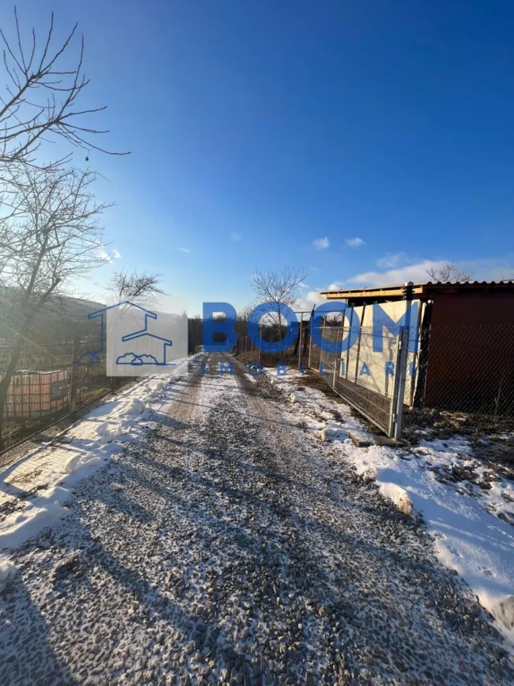Teren Vladesti | 1025 MP | Zona White Department - BOOM Imobiliare vă propune spre vânzare un teren intravilan situat în localitatea Vlădești, într-o zonă liniștită și în plină dezvoltare, în apropierea piscinei White Department.

Terenul are o suprafață de 1.025 mp și beneficiază de o deschidere stradală de 15 metri liniari, fiind ideal pentru construirea unei locuințe individuale. Amplasarea oferă o priveliște superbă, perfectă pentru cei care își doresc confort, intimitate și un cadru natural plăcut.

Utilitățile (apă, curent, gaz) sunt la limita de proprietate, iar zona este într-o continuă expansiune, cu mai multe case noi aflate în construcție, ceea ce face ca investiția să fie una sigură și avantajoasă.

Acces facil, vecinătate selectă și potențial excelent pentru dezvoltare rezidențială.

Pentru mai multe detalii și vizionări, BOOM Imobiliare vă stă la dispoziție.

ID: CP3195733