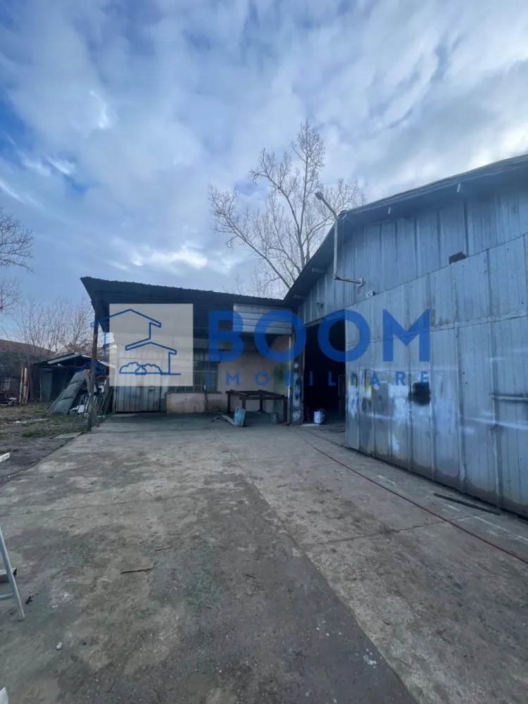 Teren | 4136 MP | Bloc D+P+3+4R+5R - BOOM Imobiliare vă propune spre vânzare un teren intravilan cu suprafața de 4.136 mp, situat în zona centrală a municipiului Râmnicu Vâlcea, într-o arie aflată în plină dezvoltare rezidențială, cu numeroase blocuri finalizate sau în curs de execuție în imediata vecinătate.

Terenul beneficiază de toate utilitățile și are o deschidere stradală generoasă de 36 metri liniari, fiind împrejmuit cu gard zidit. În prezent, proprietatea are destinație industrială, cu hale de producție amplasate, însă reprezintă o oportunitate excelentă pentru dezvoltare rezidențială.

Conform Certificatului de Urbanism, terenul permite realizarea unui imobil tip bloc, cu următoarele caracteristici:

* regim de înălțime: D+P+3+4R+5R
* suprafață construită totală: aprox. 7.000 mp
* suprafață utilă: aprox. 6.000 mp
* demisol destinat parcărilor
* zone de spații verzi și spații de joacă pentru copii

Pentru o mai bună vizualizare a potențialului, este atașată și macheta proiectului propus.

Preț de vânzare: 250 euro/mp + TVA
În cazul achiziției de către persoană juridică, se aplică taxare inversă pentru TVA, conform legislației în vigoare.

Datorită amplasării centrale, suprafeței generoase și parametrilor urbanistici favorabili, această proprietate reprezintă o oportunitate solidă pentru dezvoltatori imobiliari.

Pentru informații suplimentare și detalii complete, vă invităm să contactați BOOM Imobiliare.

id: CP3195738