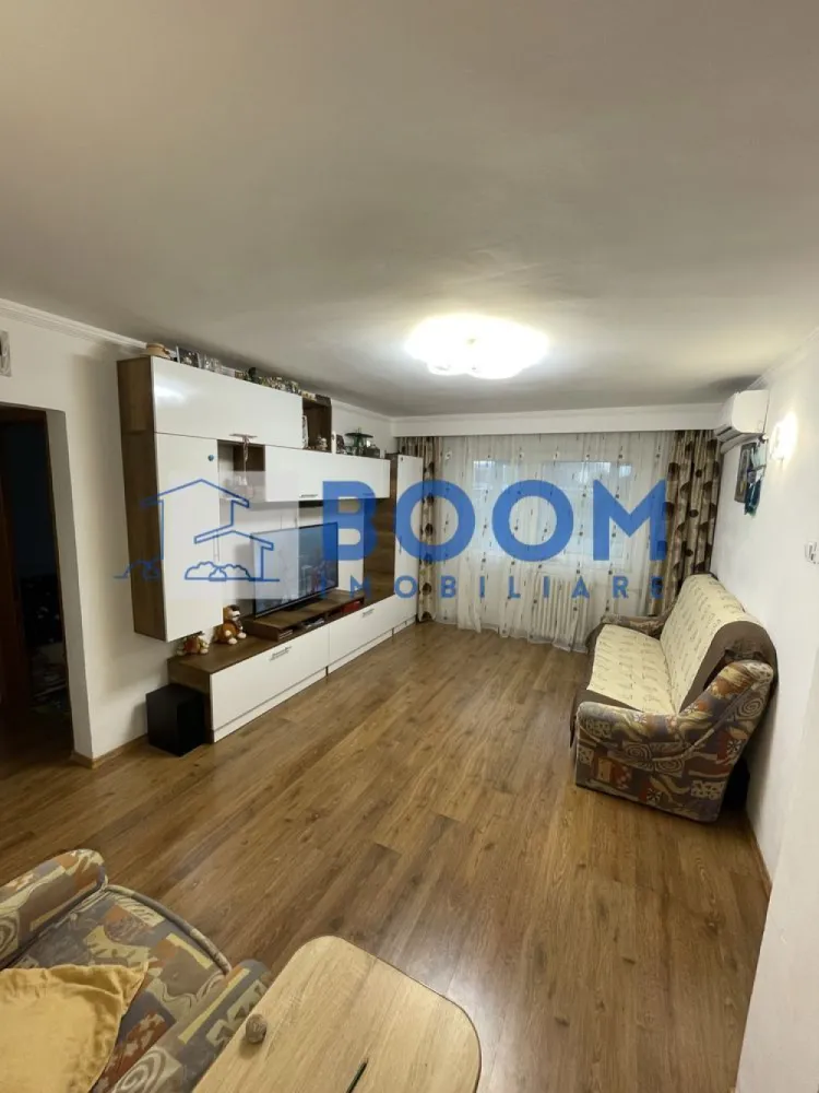 Apartament 4 camere| 90 MP | Ostroveni - BOOM Imobiliare vă propune spre vânzare un apartament spațios cu 4 camere decomandat, situat în Cartierul Ostroveni, la intrarea pe Bulevardul Dem Rădulescu, într-un imobil modern cu 10 etaje. Apartamentul este amplasat la etajul 5, oferind un echilibru ideal între confort și accesibilitate.

Locuința are o suprafață totală de 90 mp și beneficiază de o compartimentare practică și funcțională, după cum urmează:

* living generos
* 3 dormitoare
* 2 grupuri sanitare
* bucătărie
* 2 balcoane inchise cu geam termopan

Apartamentul se vinde parțial mobilat și utilat, conform fotografiilor de prezentare, fiind pregătit pentru mutare imediată. Imobilul dispune de aer condiționat, contribuind la un confort sporit pe tot parcursul anului.

Poziționarea este una excelentă, cu acces rapid către multiple puncte de interes: magazine, școli, mijloace de transport, zone comerciale și de recreere.

Se acceptă și schimb cu apartamente de 2 sau 3 camere, cu achitarea unei diferențe.

Pentru mai multe detalii sau pentru programarea unei vizionări, vă invităm să contactați BOOM Imobiliare.

id: CP3195741
