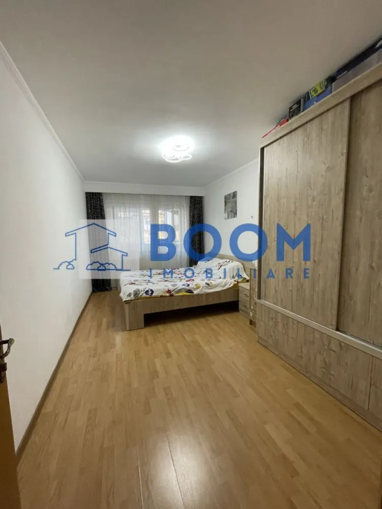 Apartament 4 camere| 90 MP | Ostroveni - BOOM Imobiliare vă propune spre vânzare un apartament spațios cu 4 camere decomandat, situat în Cartierul Ostroveni, la intrarea pe Bulevardul Dem Rădulescu, într-un imobil modern cu 10 etaje. Apartamentul este amplasat la etajul 5, oferind un echilibru ideal între confort și accesibilitate.

Locuința are o suprafață totală de 90 mp și beneficiază de o compartimentare practică și funcțională, după cum urmează:

* living generos
* 3 dormitoare
* 2 grupuri sanitare
* bucătărie
* 2 balcoane inchise cu geam termopan

Apartamentul se vinde parțial mobilat și utilat, conform fotografiilor de prezentare, fiind pregătit pentru mutare imediată. Imobilul dispune de aer condiționat, contribuind la un confort sporit pe tot parcursul anului.

Poziționarea este una excelentă, cu acces rapid către multiple puncte de interes: magazine, școli, mijloace de transport, zone comerciale și de recreere.

Se acceptă și schimb cu apartamente de 2 sau 3 camere, cu achitarea unei diferențe.

Pentru mai multe detalii sau pentru programarea unei vizionări, vă invităm să contactați BOOM Imobiliare.

id: CP3195741
