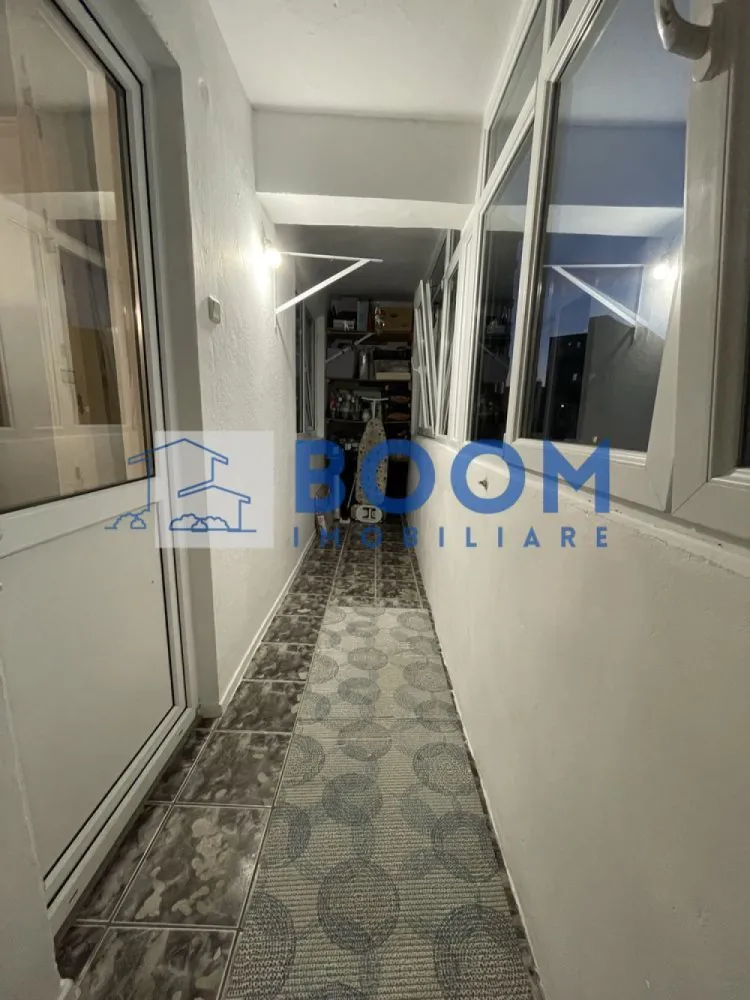 Apartament 4 camere| 90 MP | Ostroveni - BOOM Imobiliare vă propune spre vânzare un apartament spațios cu 4 camere decomandat, situat în Cartierul Ostroveni, la intrarea pe Bulevardul Dem Rădulescu, într-un imobil modern cu 10 etaje. Apartamentul este amplasat la etajul 5, oferind un echilibru ideal între confort și accesibilitate.

Locuința are o suprafață totală de 90 mp și beneficiază de o compartimentare practică și funcțională, după cum urmează:

* living generos
* 3 dormitoare
* 2 grupuri sanitare
* bucătărie
* 2 balcoane inchise cu geam termopan

Apartamentul se vinde parțial mobilat și utilat, conform fotografiilor de prezentare, fiind pregătit pentru mutare imediată. Imobilul dispune de aer condiționat, contribuind la un confort sporit pe tot parcursul anului.

Poziționarea este una excelentă, cu acces rapid către multiple puncte de interes: magazine, școli, mijloace de transport, zone comerciale și de recreere.

Se acceptă și schimb cu apartamente de 2 sau 3 camere, cu achitarea unei diferențe.

Pentru mai multe detalii sau pentru programarea unei vizionări, vă invităm să contactați BOOM Imobiliare.

id: CP3195741