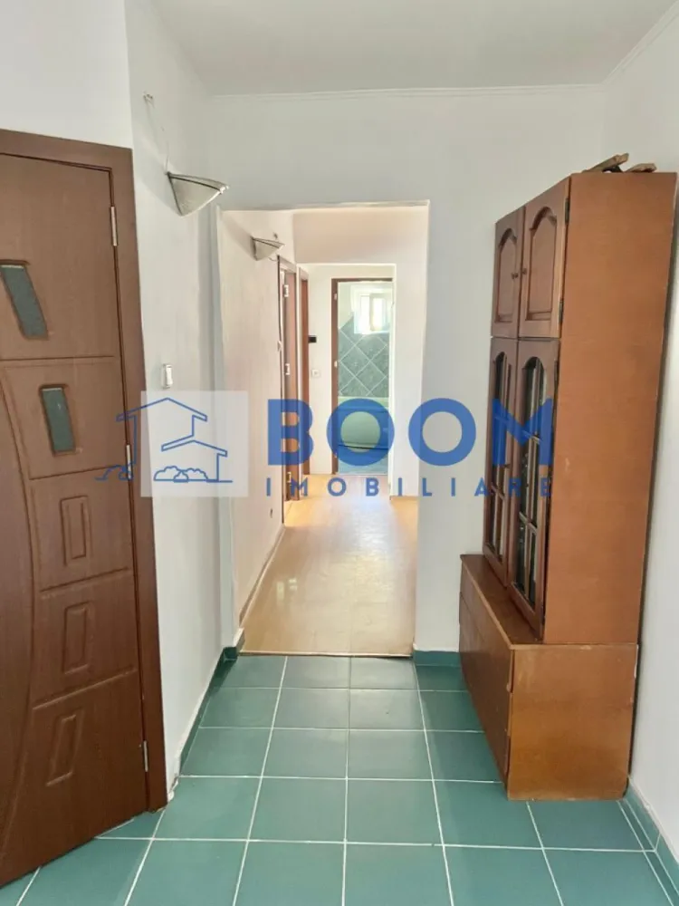 Apartament 3 camere | Ostroveni | Centrala termica | Bloc A - BOOM Imobiliare vă propune spre vânzare un apartament cu 3 camere, situat în Râmnicu Vâlcea, Cartier Ostroveni, într-o zonă liniștită, ideală pentru locuit.

Imobilul este amplasat la etajul 4 al unui bloc cu 5 etaje, bloc de tip A, recunoscut pentru compartimentarea eficientă și spațiile generoase. Blocul este reabilitat termic, oferind un plus de confort și eficiență energetică.

Apartamentul are o suprafață de 72 mp și este compartimentat astfel: living luminos, bucătărie, 2 dormitoare, 2 grupuri sanitare, hol spațios și multiple spații de depozitare. Proprietatea dispune de centrală termică proprie și se vinde parțial mobilată, conform fotografiilor.

Un mare avantaj îl reprezintă predarea imediată, apartamentul fiind disponibil chiar în momentul tranzacționării.

Pentru mai multe detalii sau pentru programarea unei vizionări, vă invităm să contactați BOOM Imobiliare.

id: CP3195742