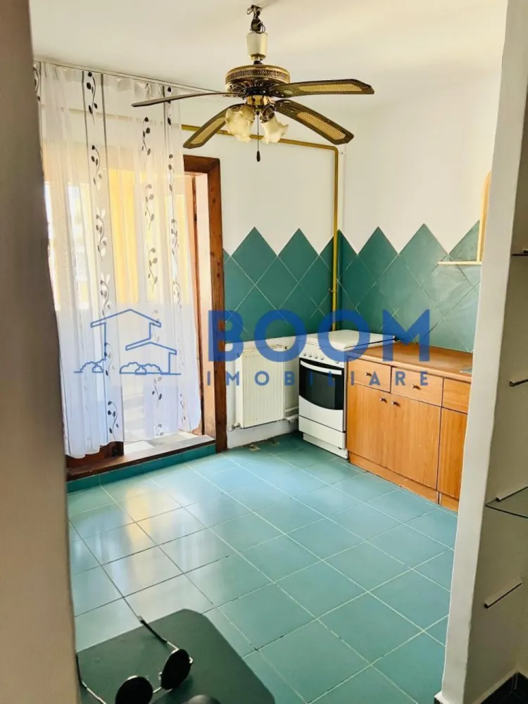Apartament 3 camere | Ostroveni | Centrala termica | Bloc A - BOOM Imobiliare vă propune spre vânzare un apartament cu 3 camere, situat în Râmnicu Vâlcea, Cartier Ostroveni, într-o zonă liniștită, ideală pentru locuit.

Imobilul este amplasat la etajul 4 al unui bloc cu 5 etaje, bloc de tip A, recunoscut pentru compartimentarea eficientă și spațiile generoase. Blocul este reabilitat termic, oferind un plus de confort și eficiență energetică.

Apartamentul are o suprafață de 72 mp și este compartimentat astfel: living luminos, bucătărie, 2 dormitoare, 2 grupuri sanitare, hol spațios și multiple spații de depozitare. Proprietatea dispune de centrală termică proprie și se vinde parțial mobilată, conform fotografiilor.

Un mare avantaj îl reprezintă predarea imediată, apartamentul fiind disponibil chiar în momentul tranzacționării.

Pentru mai multe detalii sau pentru programarea unei vizionări, vă invităm să contactați BOOM Imobiliare.

id: CP3195742