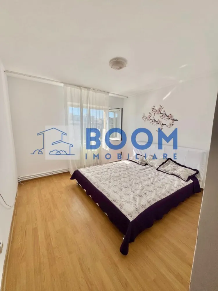 Apartament 3 camere | Ostroveni | Centrala termica | Bloc A - BOOM Imobiliare vă propune spre vânzare un apartament cu 3 camere, situat în Râmnicu Vâlcea, Cartier Ostroveni, într-o zonă liniștită, ideală pentru locuit.

Imobilul este amplasat la etajul 4 al unui bloc cu 5 etaje, bloc de tip A, recunoscut pentru compartimentarea eficientă și spațiile generoase. Blocul este reabilitat termic, oferind un plus de confort și eficiență energetică.

Apartamentul are o suprafață de 72 mp și este compartimentat astfel: living luminos, bucătărie, 2 dormitoare, 2 grupuri sanitare, hol spațios și multiple spații de depozitare. Proprietatea dispune de centrală termică proprie și se vinde parțial mobilată, conform fotografiilor.

Un mare avantaj îl reprezintă predarea imediată, apartamentul fiind disponibil chiar în momentul tranzacționării.

Pentru mai multe detalii sau pentru programarea unei vizionări, vă invităm să contactați BOOM Imobiliare.

id: CP3195742