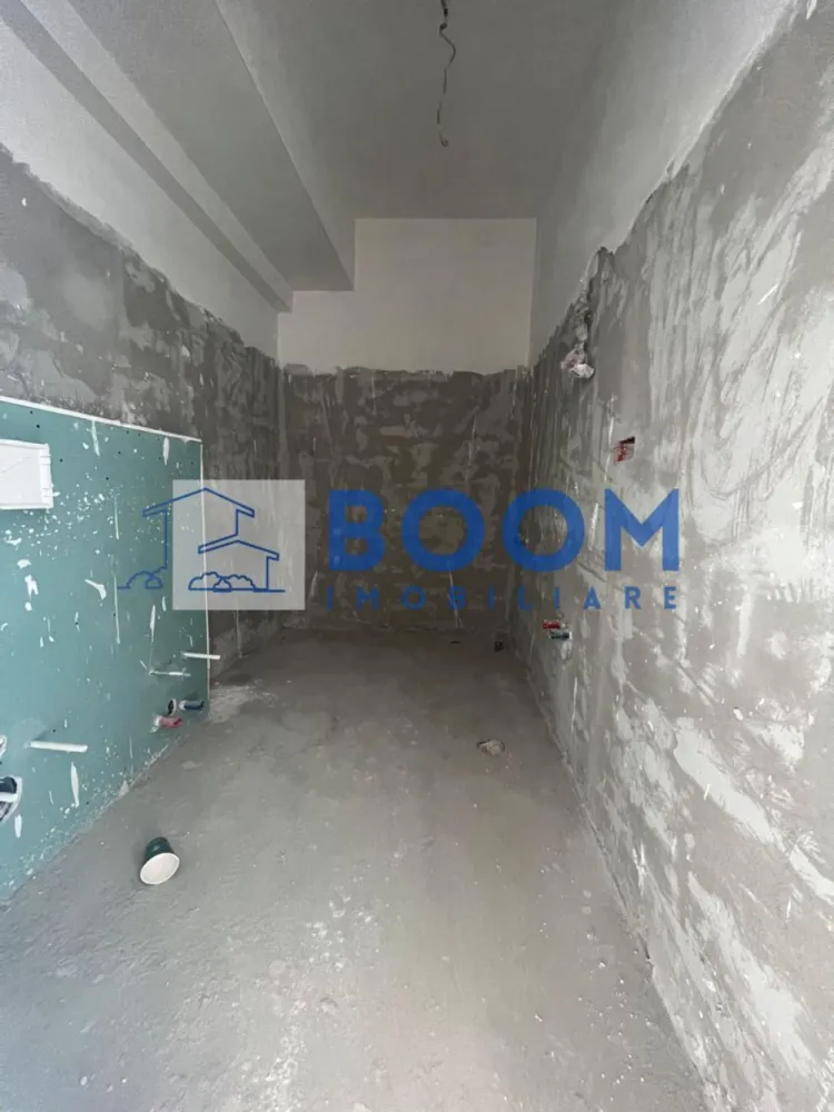 Apartament 2 camere | Dem Radulescu-Ostroveni | Bloc nou intabulat - BOOM Imobiliare vă oferă spre vânzare un apartament modern cu 2 camere, situat într-una dintre cele mai apreciate zone ale orașului – Dem Rădulescu – Ostroveni, Râmnicu Vâlcea. Proprietatea se află la etajul 2/3, într-un bloc nou, finalizat în 2025, dotat cu lift și intabulat, pregătit pentru tranzacționare imediată.

Suprafață construită: 70 m²
Compartimentare optimă:

* Living luminos și spațios
* Bucătărie separată
* Dormitor confortabil
* Baie modernă
* Logie + balcon – spații ideale pentru relaxare

Apartamentul se predă finisat la cheie, iar viitorul proprietar are posibilitatea de a personaliza finisajele după propriul gust, pentru un cămin exact așa cum și-l dorește.

Loc de parcare exterior inclus în preț, înscris în actul de proprietate – un avantaj important într-o zonă aglomerată.

Achiziția se poate realiza prin orice modalitate de plată, ceea ce face această ofertă accesibilă și flexibilă.

Un apartament nou, modern, excelent poziționat și cu facilități complete – o oportunitate ideală oferită de BOOM Imobiliare.

Pentru informații suplimentare sau pentru o vizionare, vă stăm cu drag la dispoziție!

id: CP3195696
