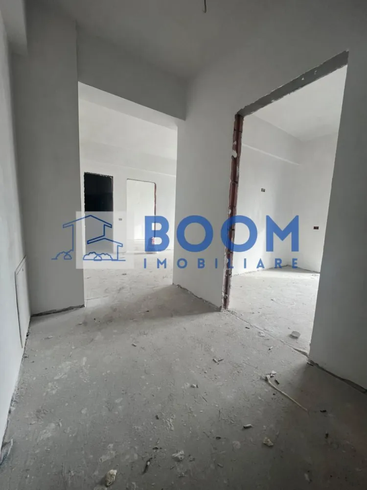 Apartament 2 camere | Dem Radulescu-Ostroveni | Bloc nou intabulat - BOOM Imobiliare vă oferă spre vânzare un apartament modern cu 2 camere, situat într-una dintre cele mai apreciate zone ale orașului – Dem Rădulescu – Ostroveni, Râmnicu Vâlcea. Proprietatea se află la etajul 2/3, într-un bloc nou, finalizat în 2025, dotat cu lift și intabulat, pregătit pentru tranzacționare imediată.

Suprafață construită: 70 m²
Compartimentare optimă:

* Living luminos și spațios
* Bucătărie separată
* Dormitor confortabil
* Baie modernă
* Logie + balcon – spații ideale pentru relaxare

Apartamentul se predă finisat la cheie, iar viitorul proprietar are posibilitatea de a personaliza finisajele după propriul gust, pentru un cămin exact așa cum și-l dorește.

Loc de parcare exterior inclus în preț, înscris în actul de proprietate – un avantaj important într-o zonă aglomerată.

Achiziția se poate realiza prin orice modalitate de plată, ceea ce face această ofertă accesibilă și flexibilă.

Un apartament nou, modern, excelent poziționat și cu facilități complete – o oportunitate ideală oferită de BOOM Imobiliare.

Pentru informații suplimentare sau pentru o vizionare, vă stăm cu drag la dispoziție!

id: CP3195696