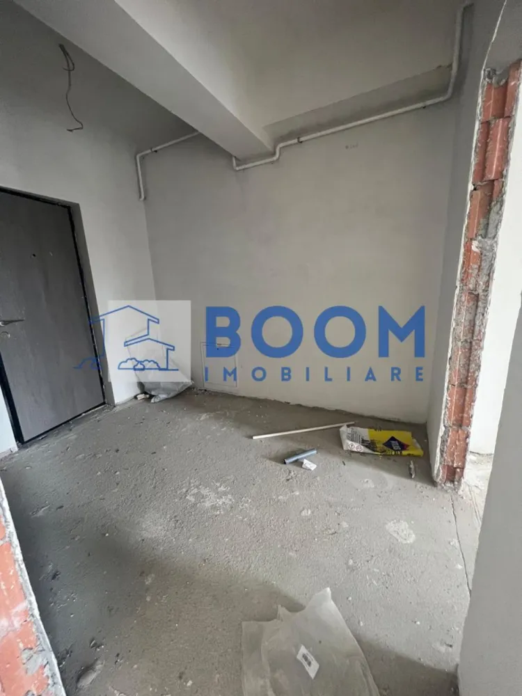 Studio | Dem Radulescu- Ostroveni | Bloc intabulat - BOOM Imobiliare vă propune spre vânzare un studio modern, situat în zona foarte căutată Dem Rădulescu – Ostroveni, în Râmnicu Vâlcea. Proprietatea se află la etajul 2 al unui bloc intabulat, oferind confort și acces rapid la toate punctele de interes din zonă.

Suprafață construită: 50 m²
Compartimentare practică și bine gândită:

* Cameră spațioasă și luminoasă
* Bucătărie separată
* Grup sanitar
* Terasă ideală pentru relaxare

Studioul se vinde finisat, iar predarea se face imediat, cu posibilitatea ca viitorul proprietar să personalizeze spațiul după propriile preferințe.

Loc de parcare exterior inclus în preț, înscris în actul de proprietate – un avantaj important pentru zonă.

Achiziția se poate face prin orice modalitate de plată, ceea ce face această ofertă potrivită pentru locuire sau investiție.

Un studio cochet, într-o zonă în plină dezvoltare – o oportunitate excelentă oferită de BOOM Imobiliare.

Pentru detalii suplimentare sau programarea unei vizionări, vă stăm cu drag la dispoziție!

id: CP3195697