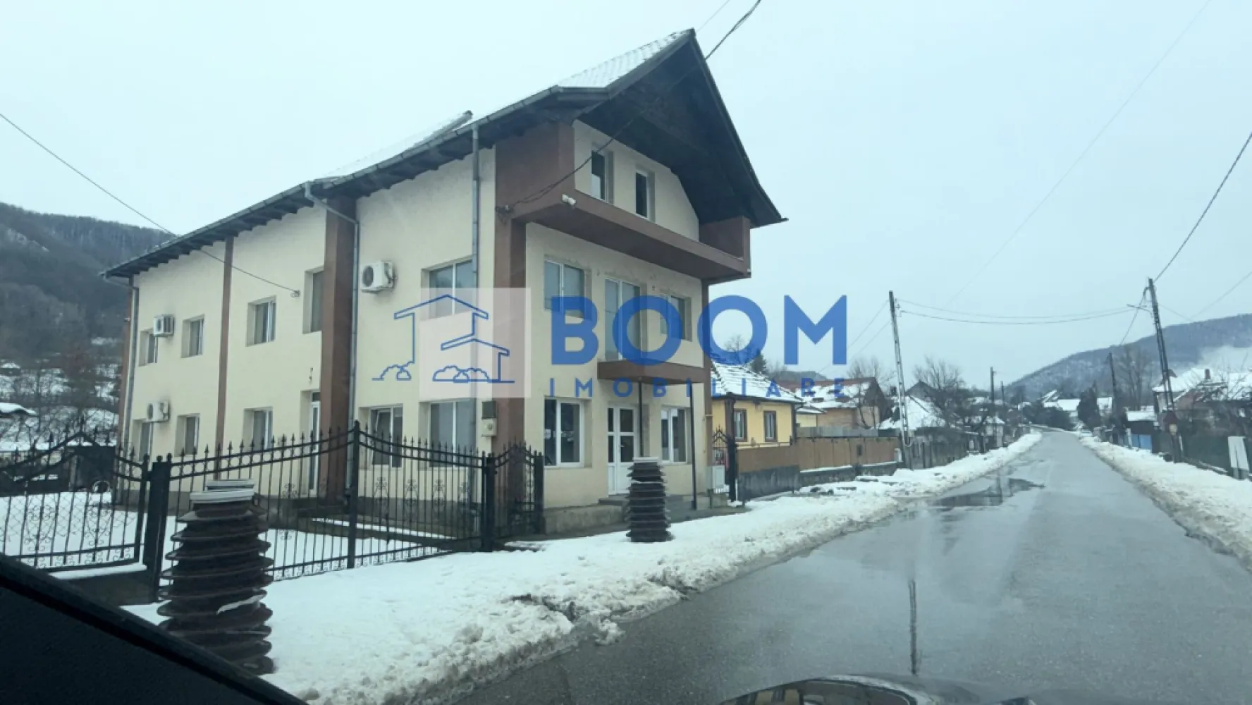Vila | P+2 | Magazin | Pausesti-Maglasi | Cheia - BOOM Imobiliare vă propune spre vânzare o vilă P+2, situată în Păușești Măglași, la doar 200 m de intersecția cu Cheia, în imediata vecinătate a stațiunii Băile Olănești, zonă recunoscută pentru potențialul turistic ridicat.

Proprietatea are o suprafață construită de 360 mp și este amplasată pe un teren generos de 950 mp. Construită în 2015, vila beneficiază de o compartimentare practică și funcțională.

La parter, imobilul dispune de vitrină stradală, spațiu utilizat anterior ca magazin mixt, ideal pentru activitate comercială, recepție sau zonă comună în cazul amenajării ca pensiune.

Casa este compartimentată astfel:

* 7 camere
* bucătărie
* 3 grupuri sanitare

Datorită amplasării, suprafeței și configurației, proprietatea este potrivită atât pentru locuința, cât și pentru investiție, având potențial excelent pentru pensiune, unitate de cazare sau alte activități turistice, beneficiind de proximitatea stațiunii Băile Olănești.

Avantaje principale:

* regim de înălțime P+2
* vitrină stradală la parter - Fost MAGAZIN
* construcție modernă (2015)
* teren de 950 mp
* vecinătatea stațiunii Băile Olănești
* acces facil către Râmnicu Vâlcea

Imobilul beneficiaza de toate utilitatile: apa, gaze, curent, canalizare.

Pentru mai multe detalii și programarea unei vizionări, vă invităm să contactați BOOM Imobiliare.

id: CP3195735