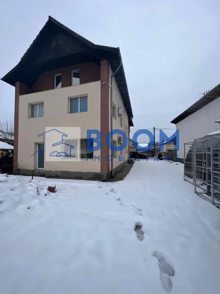 Vila | P+2 | Magazin | Pausesti-Maglasi | Cheia - BOOM Imobiliare vă propune spre vânzare o vilă P+2, situată în Păușești Măglași, la doar 200 m de intersecția cu Cheia, în imediata vecinătate a stațiunii Băile Olănești, zonă recunoscută pentru potențialul turistic ridicat.

Proprietatea are o suprafață construită de 360 mp și este amplasată pe un teren generos de 950 mp. Construită în 2015, vila beneficiază de o compartimentare practică și funcțională.

La parter, imobilul dispune de vitrină stradală, spațiu utilizat anterior ca magazin mixt, ideal pentru activitate comercială, recepție sau zonă comună în cazul amenajării ca pensiune.

Casa este compartimentată astfel:

* 7 camere
* bucătărie
* 3 grupuri sanitare

Datorită amplasării, suprafeței și configurației, proprietatea este potrivită atât pentru locuința, cât și pentru investiție, având potențial excelent pentru pensiune, unitate de cazare sau alte activități turistice, beneficiind de proximitatea stațiunii Băile Olănești.

Avantaje principale:

* regim de înălțime P+2
* vitrină stradală la parter - Fost MAGAZIN
* construcție modernă (2015)
* teren de 950 mp
* vecinătatea stațiunii Băile Olănești
* acces facil către Râmnicu Vâlcea

Imobilul beneficiaza de toate utilitatile: apa, gaze, curent, canalizare.

Pentru mai multe detalii și programarea unei vizionări, vă invităm să contactați BOOM Imobiliare.

id: CP3195735