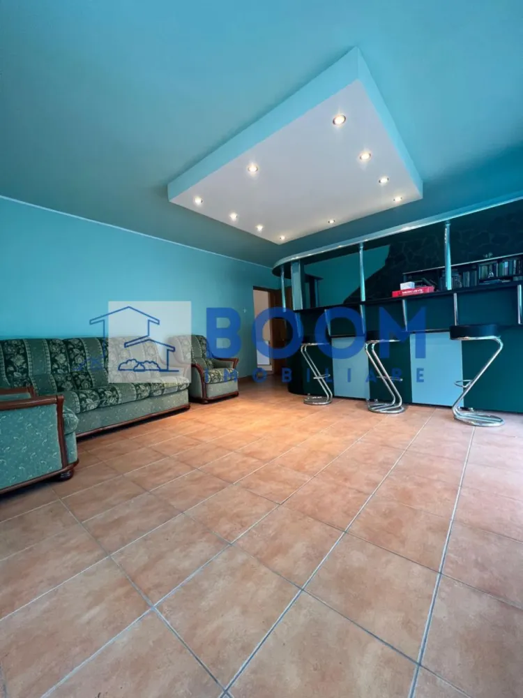 Vila | P+2 | Magazin | Pausesti-Maglasi | Cheia - BOOM Imobiliare vă propune spre vânzare o vilă P+2, situată în Păușești Măglași, la doar 200 m de intersecția cu Cheia, în imediata vecinătate a stațiunii Băile Olănești, zonă recunoscută pentru potențialul turistic ridicat.

Proprietatea are o suprafață construită de 360 mp și este amplasată pe un teren generos de 950 mp. Construită în 2015, vila beneficiază de o compartimentare practică și funcțională.

La parter, imobilul dispune de vitrină stradală, spațiu utilizat anterior ca magazin mixt, ideal pentru activitate comercială, recepție sau zonă comună în cazul amenajării ca pensiune.

Casa este compartimentată astfel:

* 7 camere
* bucătărie
* 3 grupuri sanitare

Datorită amplasării, suprafeței și configurației, proprietatea este potrivită atât pentru locuința, cât și pentru investiție, având potențial excelent pentru pensiune, unitate de cazare sau alte activități turistice, beneficiind de proximitatea stațiunii Băile Olănești.

Avantaje principale:

* regim de înălțime P+2
* vitrină stradală la parter - Fost MAGAZIN
* construcție modernă (2015)
* teren de 950 mp
* vecinătatea stațiunii Băile Olănești
* acces facil către Râmnicu Vâlcea

Imobilul beneficiaza de toate utilitatile: apa, gaze, curent, canalizare.

Pentru mai multe detalii și programarea unei vizionări, vă invităm să contactați BOOM Imobiliare.

id: CP3195735
