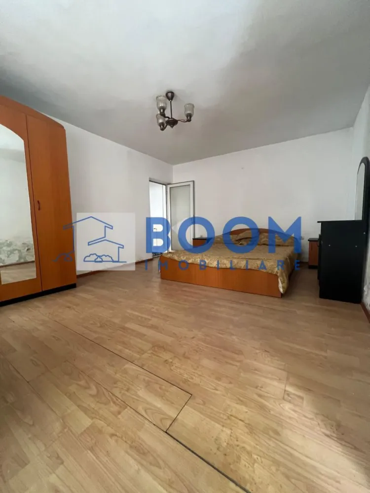 Vila | P+2 | Magazin | Pausesti-Maglasi | Cheia - BOOM Imobiliare vă propune spre vânzare o vilă P+2, situată în Păușești Măglași, la doar 200 m de intersecția cu Cheia, în imediata vecinătate a stațiunii Băile Olănești, zonă recunoscută pentru potențialul turistic ridicat.

Proprietatea are o suprafață construită de 360 mp și este amplasată pe un teren generos de 950 mp. Construită în 2015, vila beneficiază de o compartimentare practică și funcțională.

La parter, imobilul dispune de vitrină stradală, spațiu utilizat anterior ca magazin mixt, ideal pentru activitate comercială, recepție sau zonă comună în cazul amenajării ca pensiune.

Casa este compartimentată astfel:

* 7 camere
* bucătărie
* 3 grupuri sanitare

Datorită amplasării, suprafeței și configurației, proprietatea este potrivită atât pentru locuința, cât și pentru investiție, având potențial excelent pentru pensiune, unitate de cazare sau alte activități turistice, beneficiind de proximitatea stațiunii Băile Olănești.

Avantaje principale:

* regim de înălțime P+2
* vitrină stradală la parter - Fost MAGAZIN
* construcție modernă (2015)
* teren de 950 mp
* vecinătatea stațiunii Băile Olănești
* acces facil către Râmnicu Vâlcea

Imobilul beneficiaza de toate utilitatile: apa, gaze, curent, canalizare.

Pentru mai multe detalii și programarea unei vizionări, vă invităm să contactați BOOM Imobiliare.

id: CP3195735