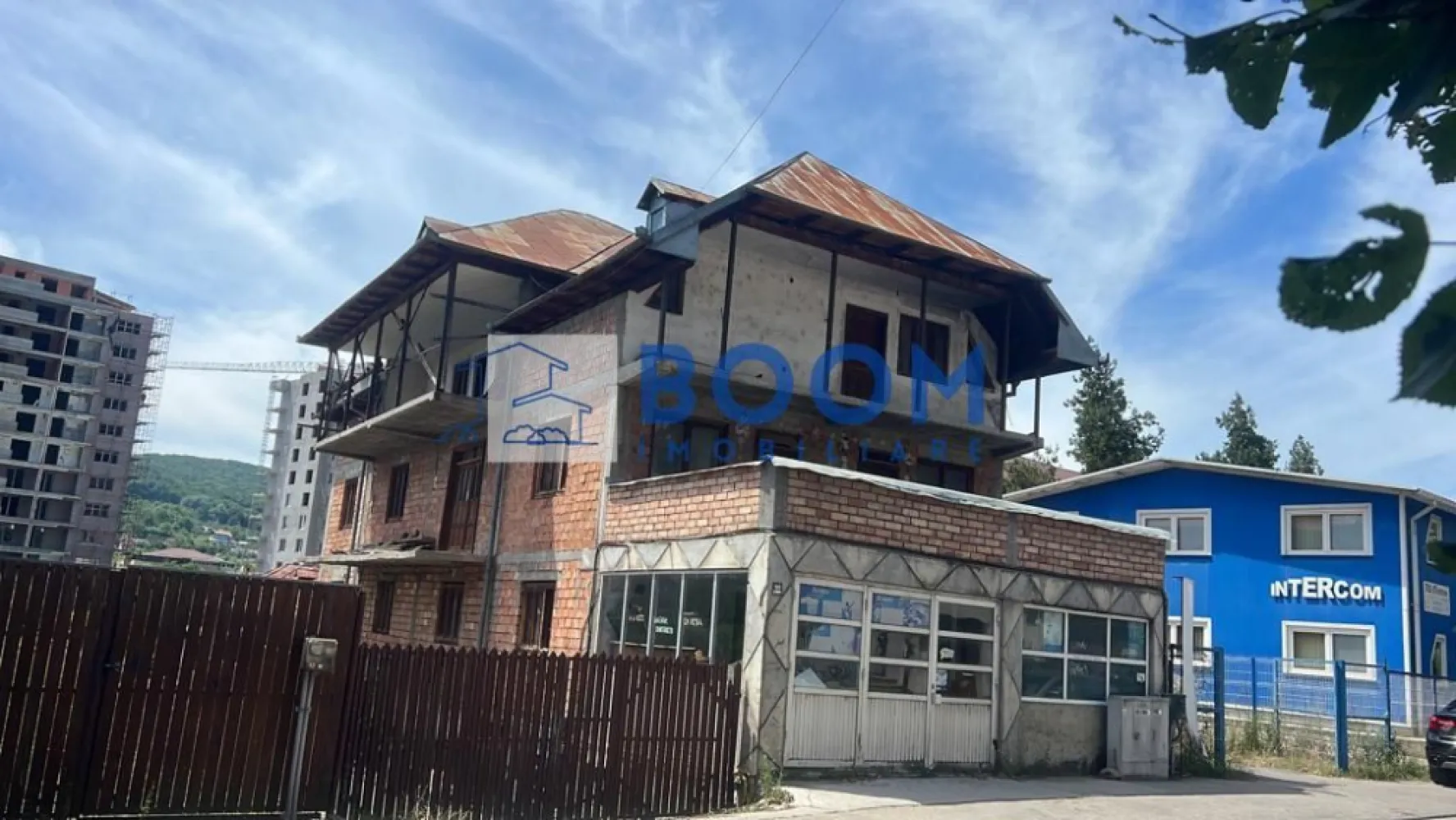 Vila D+P+2 | Pretabil Bloc Boutique - BOOM Imobiliare vă propune spre vânzare o construcție D+P+2, situată central, pe strada Știrbei Vodă, într-o zonă aflată în plină expansiune rezidențială, cu un potențial investițional ridicat.

Imobilul se pretează excelent atât pentru transformarea într-un bloc tip boutique, cât și pentru dezvoltarea de spații comerciale sau mixte. Un avantaj important îl reprezintă demisolul, unde pot fi amenajate locuri de parcare, aspect esențial pentru orice proiect modern.

Clădirea are o suprafață construită de 780 mp și o suprafață utilă de 590 mp, oferind flexibilitate maximă în compartimentare și exploatare. Proprietatea beneficiază de toate utilitățile, fiind pregătită pentru dezvoltare imediată.

Datorită poziționării centrale și a potențialului de reconversie, această proprietate reprezintă o oportunitate excelentă de investiție.

Pentru mai multe detalii și programarea unei vizionări, vă invităm să contactați BOOM Imobiliare.

id: CP3195740