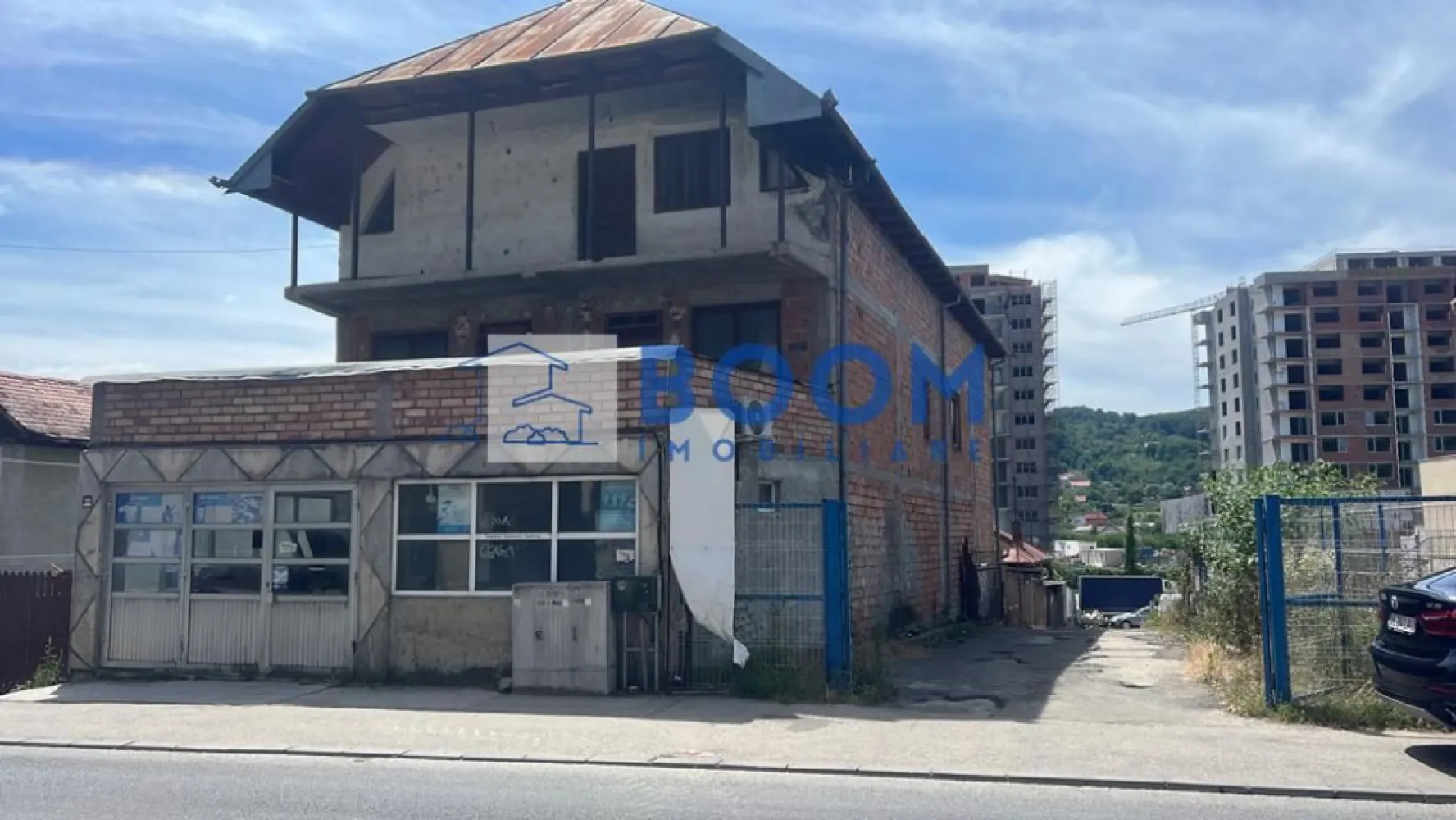 Vila D+P+2 | Pretabil Bloc Boutique - BOOM Imobiliare vă propune spre vânzare o construcție D+P+2, situată central, pe strada Știrbei Vodă, într-o zonă aflată în plină expansiune rezidențială, cu un potențial investițional ridicat.

Imobilul se pretează excelent atât pentru transformarea într-un bloc tip boutique, cât și pentru dezvoltarea de spații comerciale sau mixte. Un avantaj important îl reprezintă demisolul, unde pot fi amenajate locuri de parcare, aspect esențial pentru orice proiect modern.

Clădirea are o suprafață construită de 780 mp și o suprafață utilă de 590 mp, oferind flexibilitate maximă în compartimentare și exploatare. Proprietatea beneficiază de toate utilitățile, fiind pregătită pentru dezvoltare imediată.

Datorită poziționării centrale și a potențialului de reconversie, această proprietate reprezintă o oportunitate excelentă de investiție.

Pentru mai multe detalii și programarea unei vizionări, vă invităm să contactați BOOM Imobiliare.

id: CP3195740