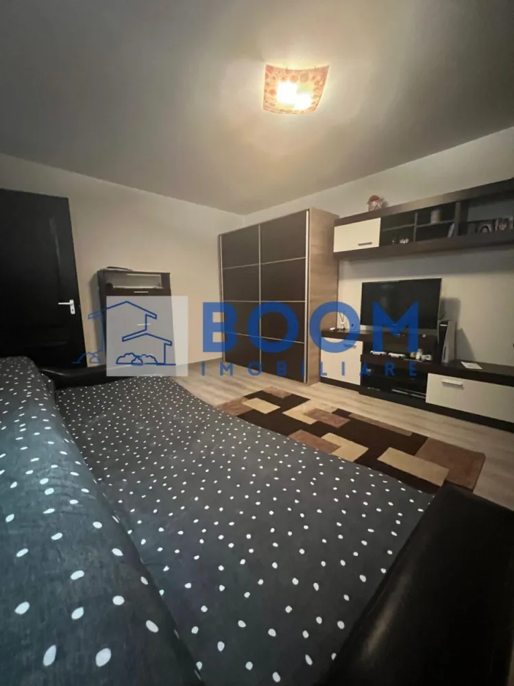 Apartament 2 camere | Nord | Calea lui Traian | Priveliste Paoramica - BOOM Imobiliare vă propune spre vânzare un apartament complet renovat, cu 2 camere, situat într-una dintre cele mai apreciate zone ale orașului – Cartier Nord, pe Calea lui Traian.
Poziționarea excelentă oferă acces rapid către Biserica Sf. Petru și Pavel, Spitalul Județean, Piața Nord, precum și numeroase magazine, servicii și mijloace de transport.

Detalii apartament:
Apartamentul are o suprafață totală de 54 mp și este situat la etajul 8/8, într-un bloc dotat cu lift. Deși se află la ultimul nivel, locuința beneficiază de hidroizolație, iar blocul este inclus în programul de reabilitare, ce prevede și realizarea unui acoperiș nou – un avantaj major pentru viitorul proprietar.

Compartimentare:

* Dormitor luminos
* Living spațios
* Bucătărie separată
* Hol generos
* Baie cu geam
* Balcon închis cu PVC, ideal pentru spațiu suplimentar de depozitare sau zonă de relaxare

Renovări și dotări:
Apartamentul a beneficiat de o renovare totală, incluzând:

* Șapă nouă
* Instalații electrice și sanitare schimbate integral
* Centrală termică proprie
* Aer conditionat
* Mobilier modern, realizat pe comandă
* Finisaje contemporane, de calitate
* Balcon închis cu tâmplărie PVC, oferind un plus de confort

Imobilul se vinde mobilat și utilat exact ca în fotografiile de prezentare, fiind gata de mutare imediată, fără alte investiții.

Pentru detalii suplimentare sau programarea unei vizionări, BOOM Imobiliare vă este la dispoziție cu profesionalism și promptitudine.

id: CP3195749