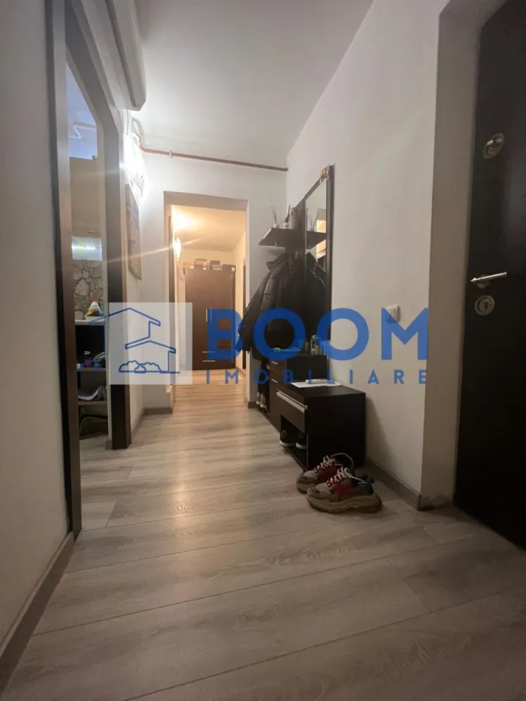 Apartament 2 camere | Nord | Calea lui Traian | Priveliste Paoramica - BOOM Imobiliare vă propune spre vânzare un apartament complet renovat, cu 2 camere, situat într-una dintre cele mai apreciate zone ale orașului – Cartier Nord, pe Calea lui Traian.
Poziționarea excelentă oferă acces rapid către Biserica Sf. Petru și Pavel, Spitalul Județean, Piața Nord, precum și numeroase magazine, servicii și mijloace de transport.

Detalii apartament:
Apartamentul are o suprafață totală de 54 mp și este situat la etajul 8/8, într-un bloc dotat cu lift. Deși se află la ultimul nivel, locuința beneficiază de hidroizolație, iar blocul este inclus în programul de reabilitare, ce prevede și realizarea unui acoperiș nou – un avantaj major pentru viitorul proprietar.

Compartimentare:

* Dormitor luminos
* Living spațios
* Bucătărie separată
* Hol generos
* Baie cu geam
* Balcon închis cu PVC, ideal pentru spațiu suplimentar de depozitare sau zonă de relaxare

Renovări și dotări:
Apartamentul a beneficiat de o renovare totală, incluzând:

* Șapă nouă
* Instalații electrice și sanitare schimbate integral
* Centrală termică proprie
* Aer conditionat
* Mobilier modern, realizat pe comandă
* Finisaje contemporane, de calitate
* Balcon închis cu tâmplărie PVC, oferind un plus de confort

Imobilul se vinde mobilat și utilat exact ca în fotografiile de prezentare, fiind gata de mutare imediată, fără alte investiții.

Pentru detalii suplimentare sau programarea unei vizionări, BOOM Imobiliare vă este la dispoziție cu profesionalism și promptitudine.

id: CP3195749