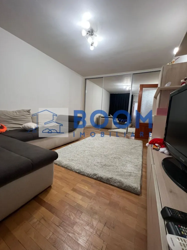 Apartament | 3 camere | Calea lui Traian | Etaj 3 - BOOM Imobiliare vă propune spre vânzare un apartament modern cu 3 camere, situat pe Calea lui Traian, în municipiul Râmnicu Vâlcea, într-un bloc cu 4 etaje prevăzut cu acoperiș.
Proprietatea se află la etajul 3 și dispune de o suprafață generoasă de 72 mp, fiind ideală atât pentru locuit, cât și ca investiție.

Apartamentul este inteligent compartimentat pentru a oferi confort și funcționalitate:

* Living luminos și primitor
* Bucătărie complet utilată
* 2 dormitoare, cu mobilier din lemn masiv
* 2 grupuri sanitare
* Hol spațios
* Balcon util și accesibil

Locuința se remarcă prin finisaje de calitate, precum parchetul din lemn masiv, ușile interioare din lemn masiv și un design modern, atent realizat. Confortul termic este asigurat de centrala termică proprie, iar în sezonul cald beneficiați de aer condiționat.

Apartamentul se vinde complet mobilat și utilat, gata pentru a fi locuit imediat, fără investiții suplimentare.

Această proprietate este ideală pentru familii, dar și pentru cei care își doresc confort, stil și o locație excelentă pe una dintre cele mai căutate artere ale orașului.

Pentru mai multe detalii sau pentru programarea unei vizionări, BOOM Imobiliare vă stă cu drag la dispoziție.

id: CP3195746